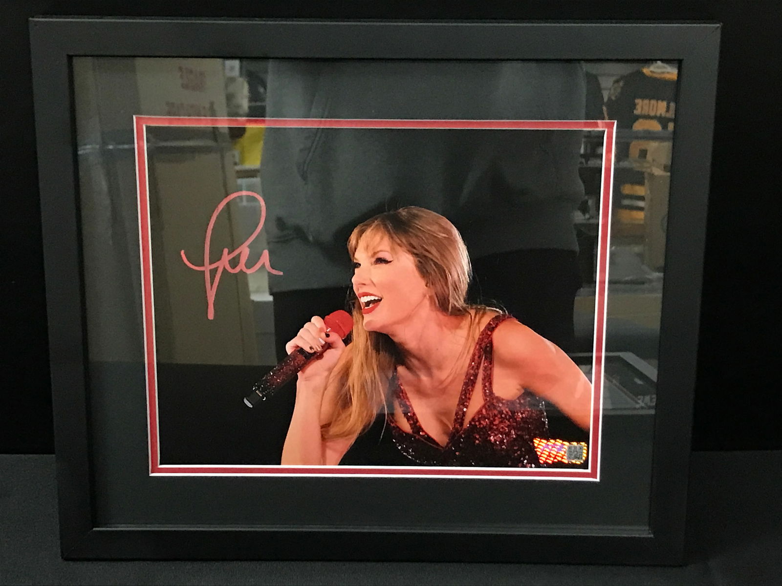 TAYLOR SWIFT SIGNED AND FRAMED 8 X 10 PHOTO ACE COA: Prices are in Canadian dollars