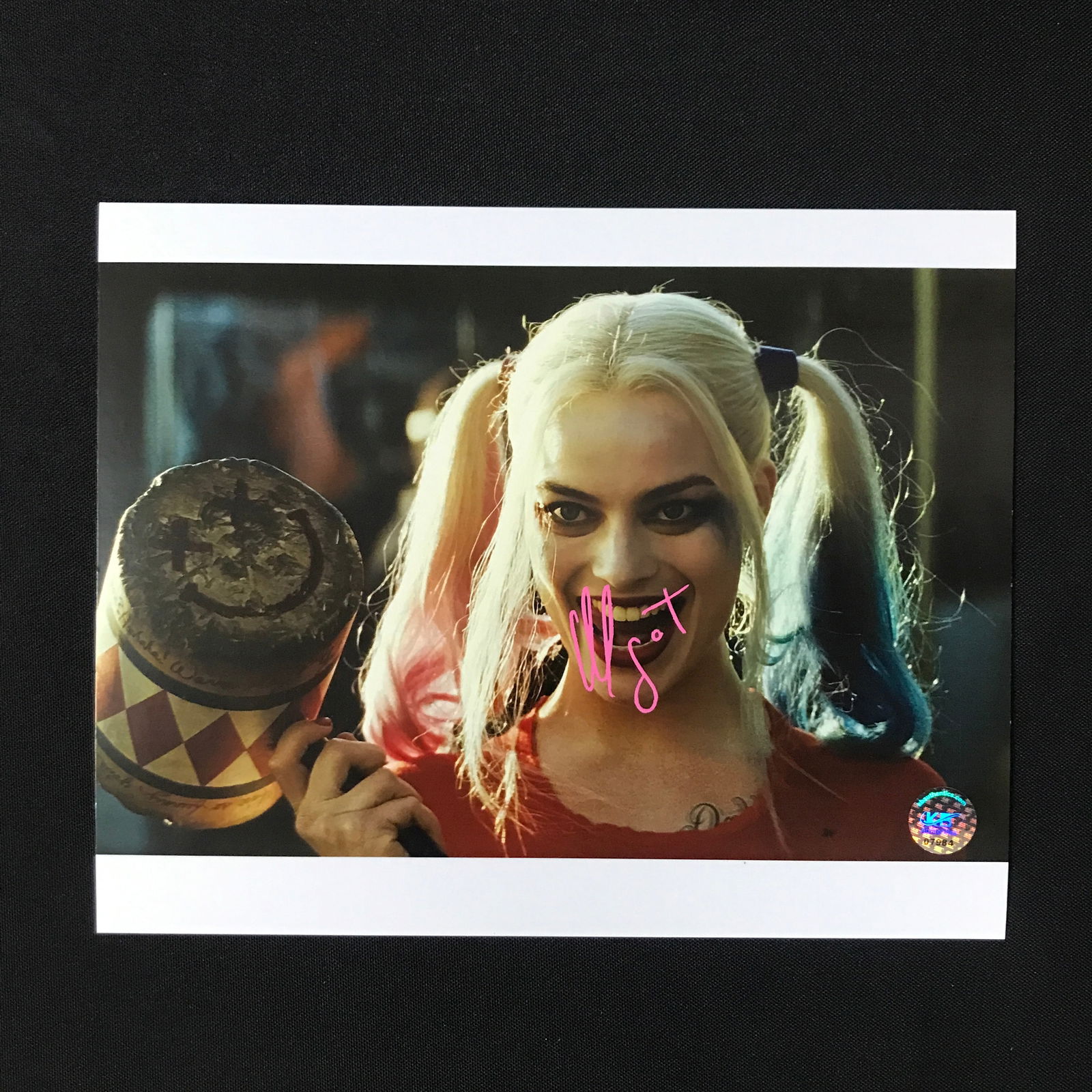MARGOT ROBBIE SIGNED HARLEY QUINN 8X10 - KB COA: Prices are in Canadian dollars
