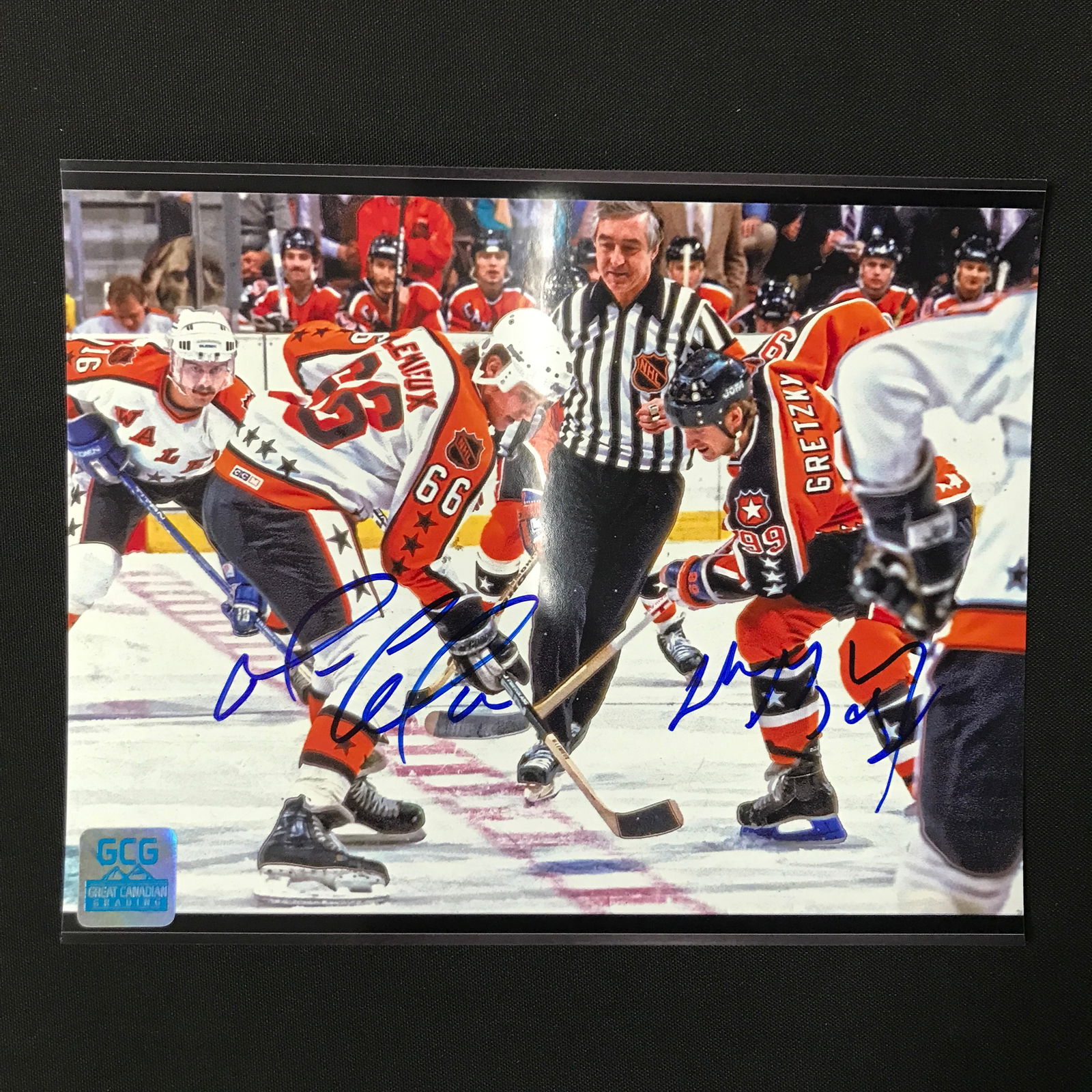 MARIO LEMIEUX AND EAYNE GRETZKY SIGNED 8 X 10 (GCG HOLO) (1 of 1)