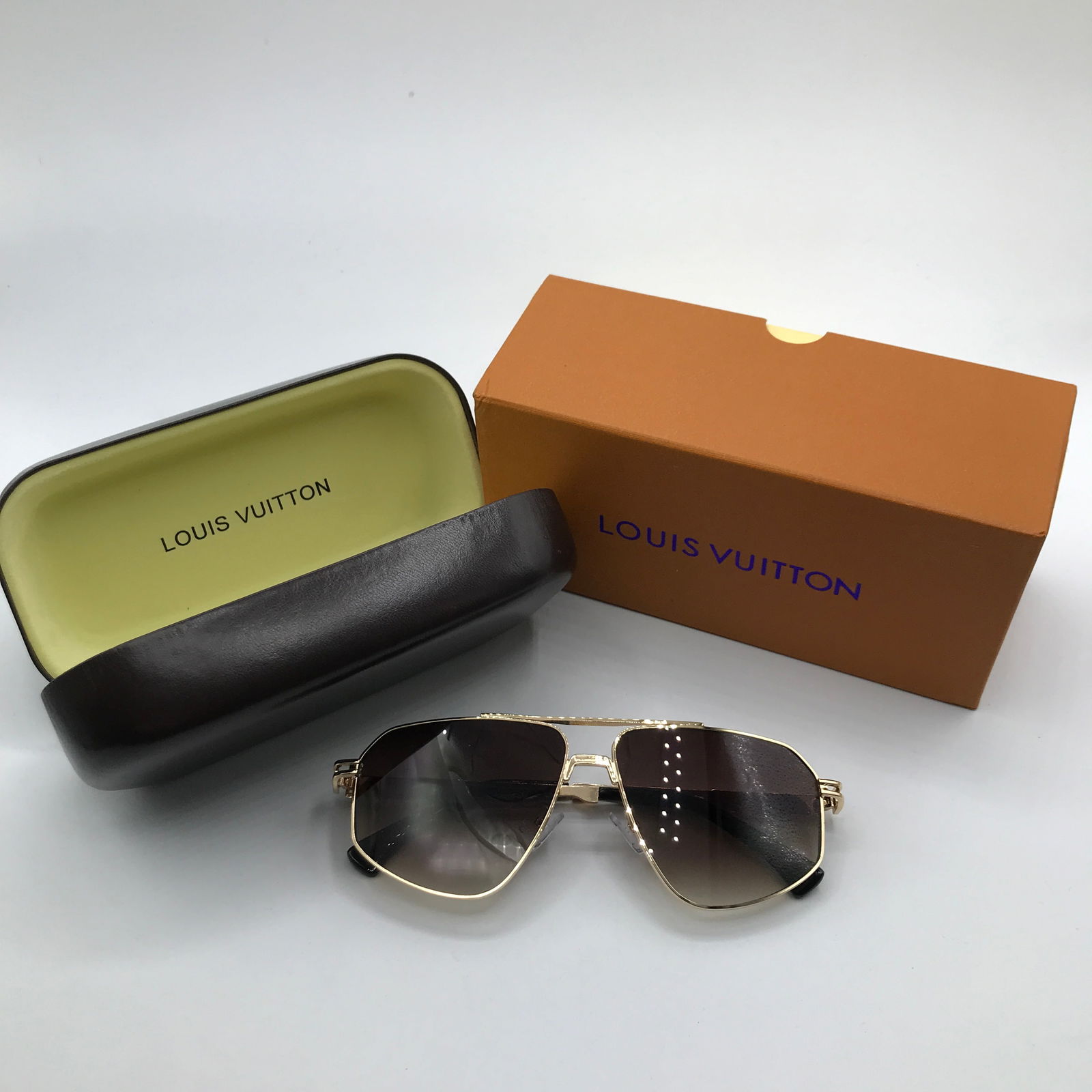 BNIB SUNGLASSES WITH ACCESSORIES (1 of 3)