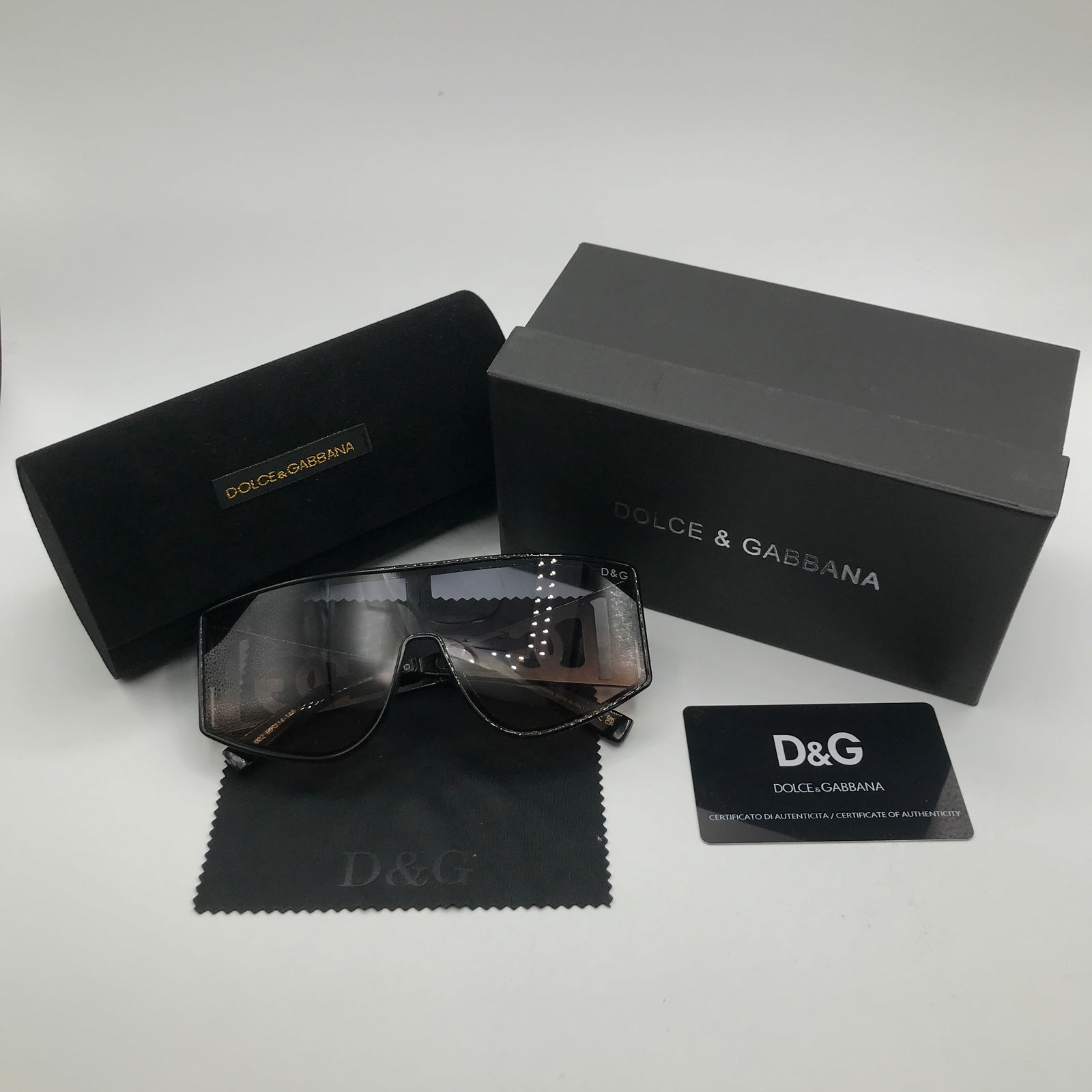 BNIB SUNGLASSES WITH ACCESSORIES (1 of 3)