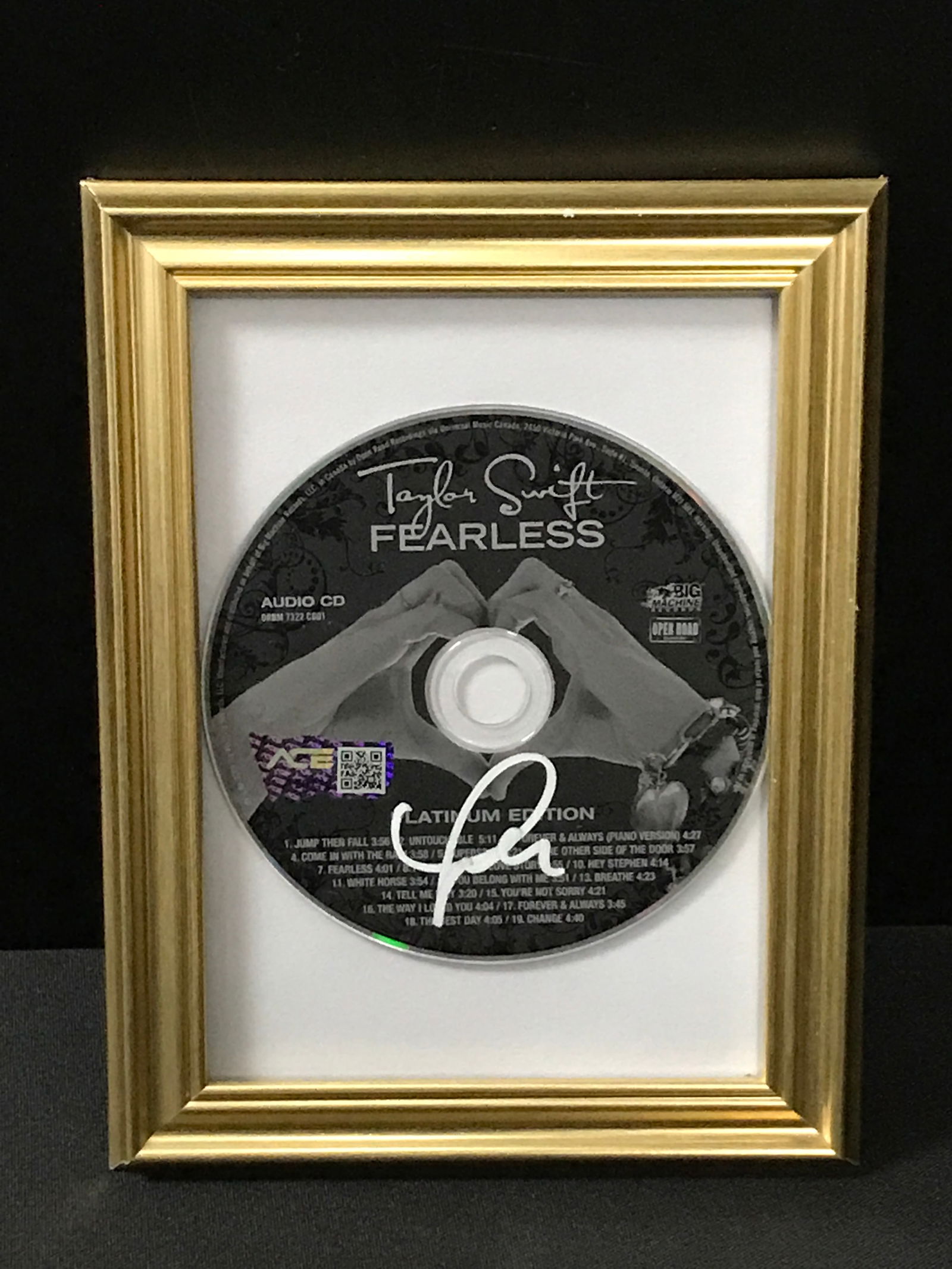 TAYLOR SWIFT SIGNED AND FRAMED FEARLESS CD - ACE COA (1 of 1)