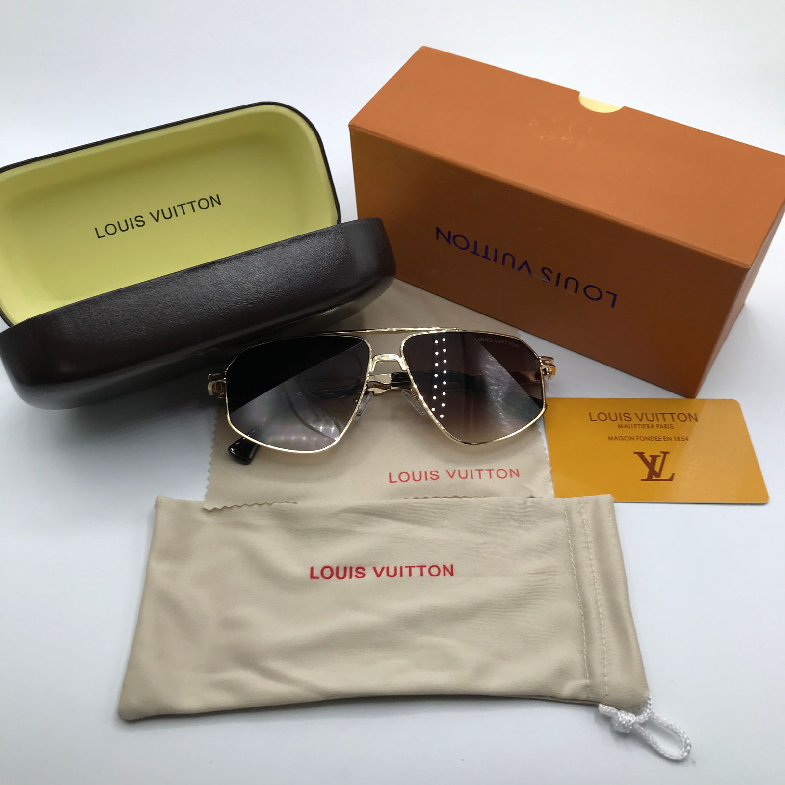 SUNGLASSES BNIB WITH ACCESSORIES (1 of 3)
