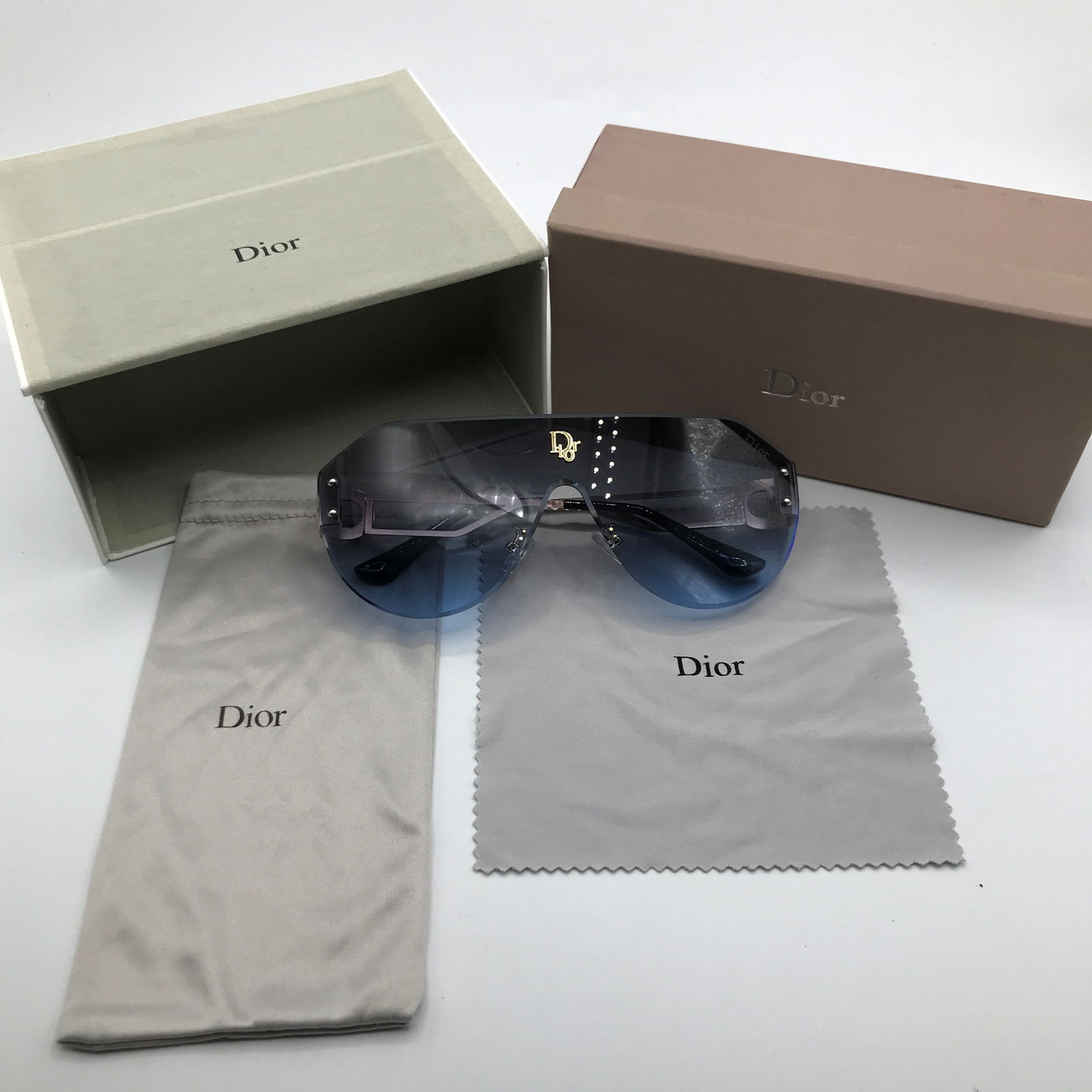 SUNGLASSES BNIB WITH ACCESSORIES (1 of 3)