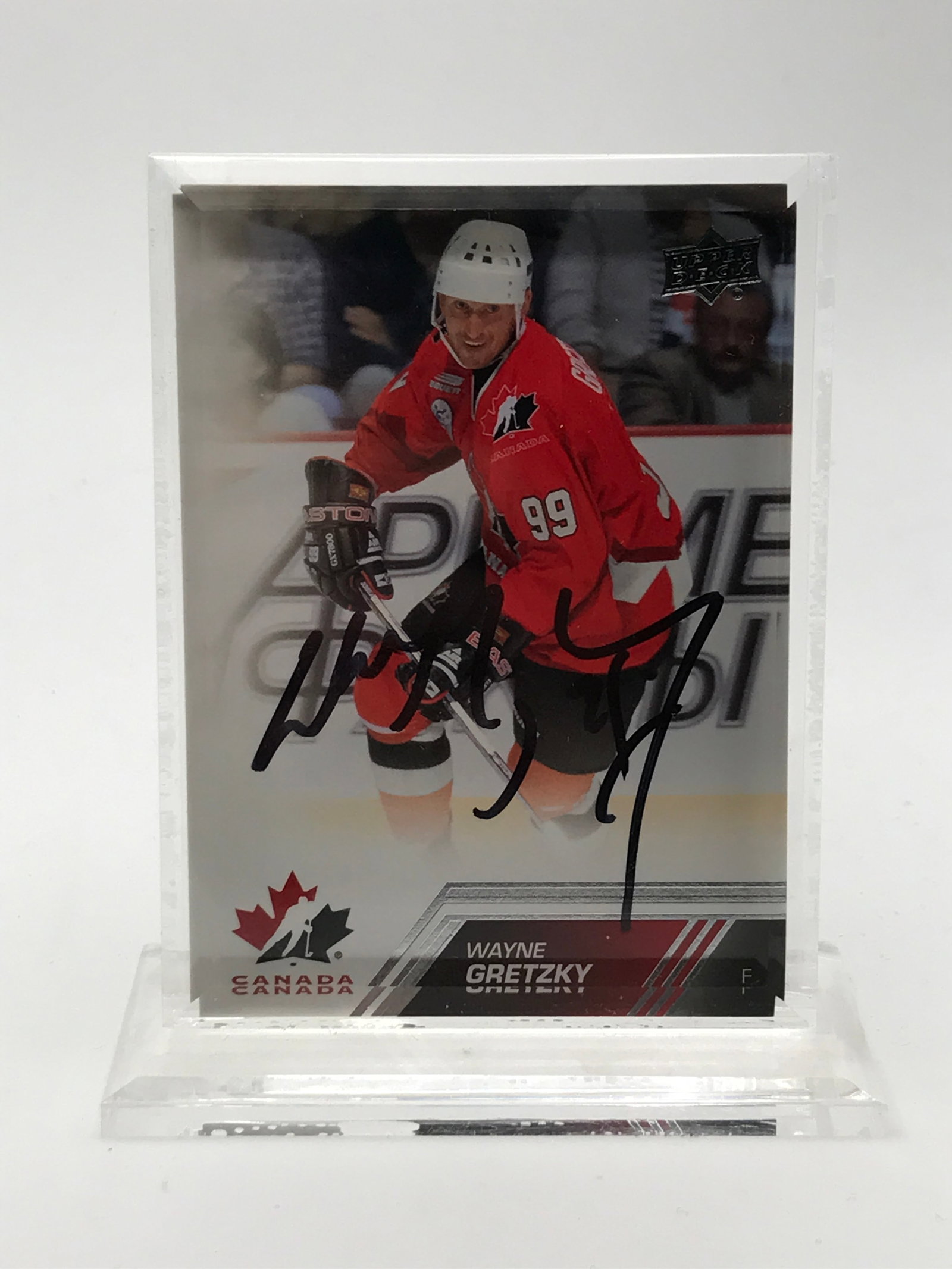 WAYNE GRETZKY SIGNED TRADING CARD: Prices are in Canadian dollars