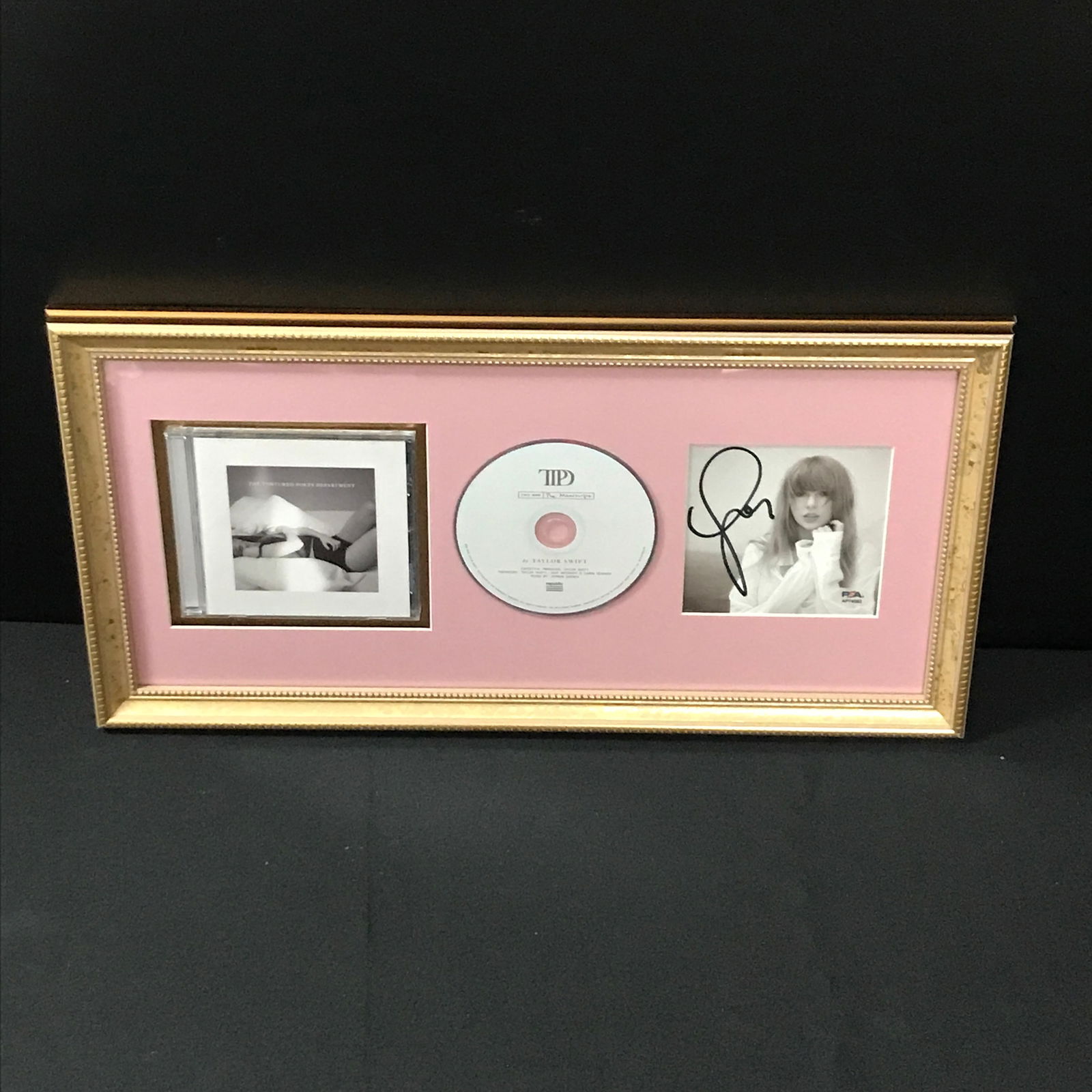 TAYLOR SWIFT SGNED AND FRAMED PRESENTATION PIECE - PSA COA (1 of 2)