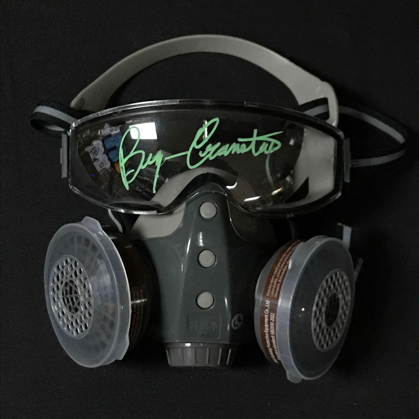 BRYAN CRANSTON SIGNED BREAKING BAD GAS MASK - KB COA (1 of 1)