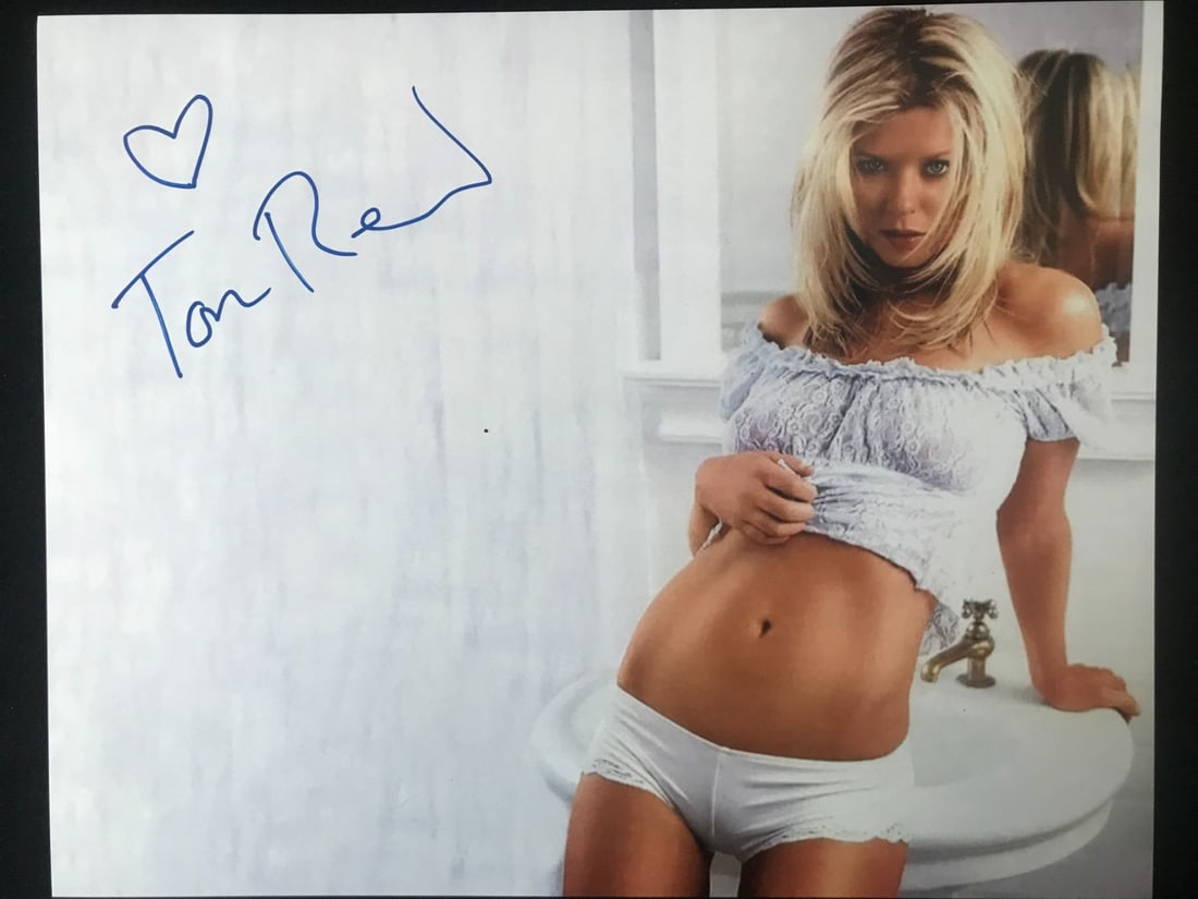 TARA REID SIGNED 8X10 - WWOC COA: Prices are in Canadian dollars