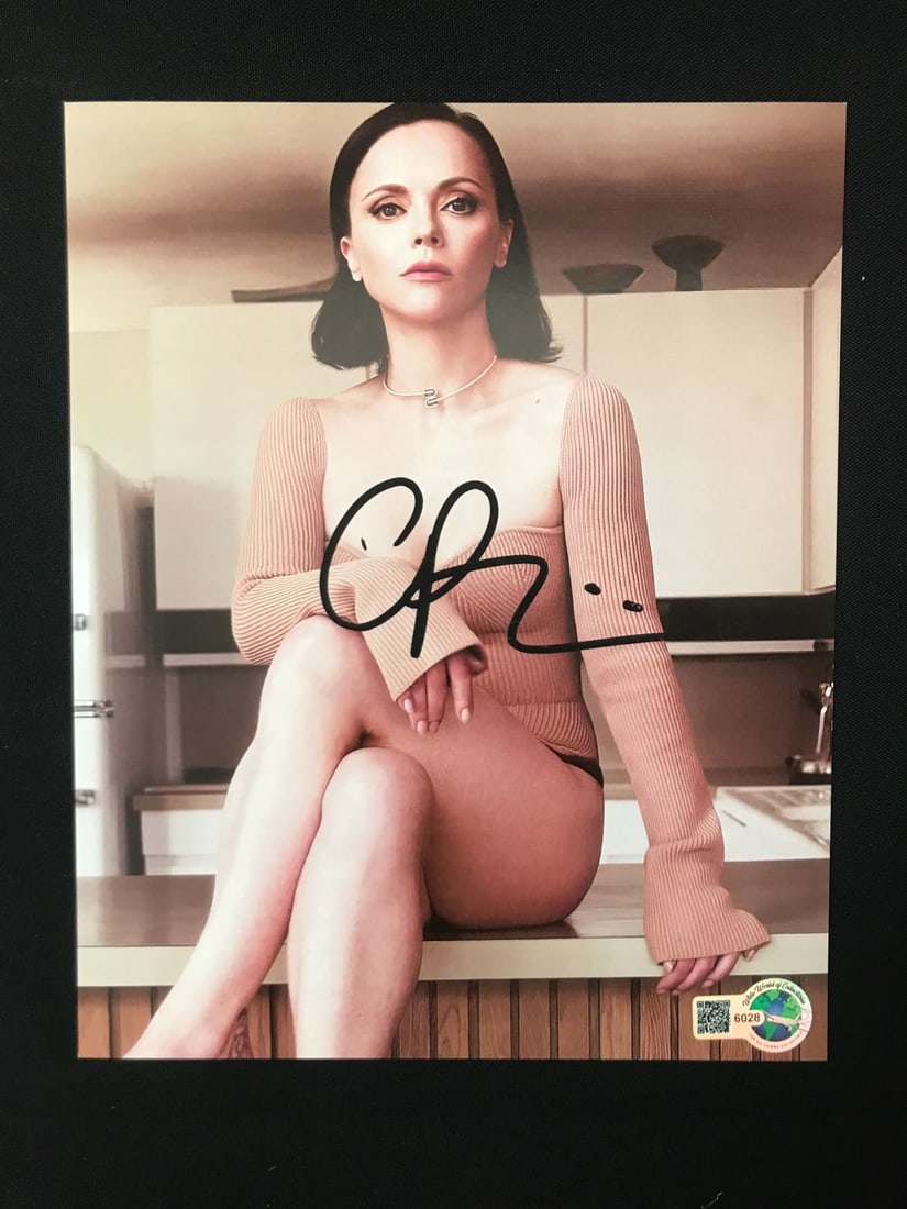 CHRISTINA RICCI SIGNED 8X10 - WWOC COA: Prices are in Canadian dollars