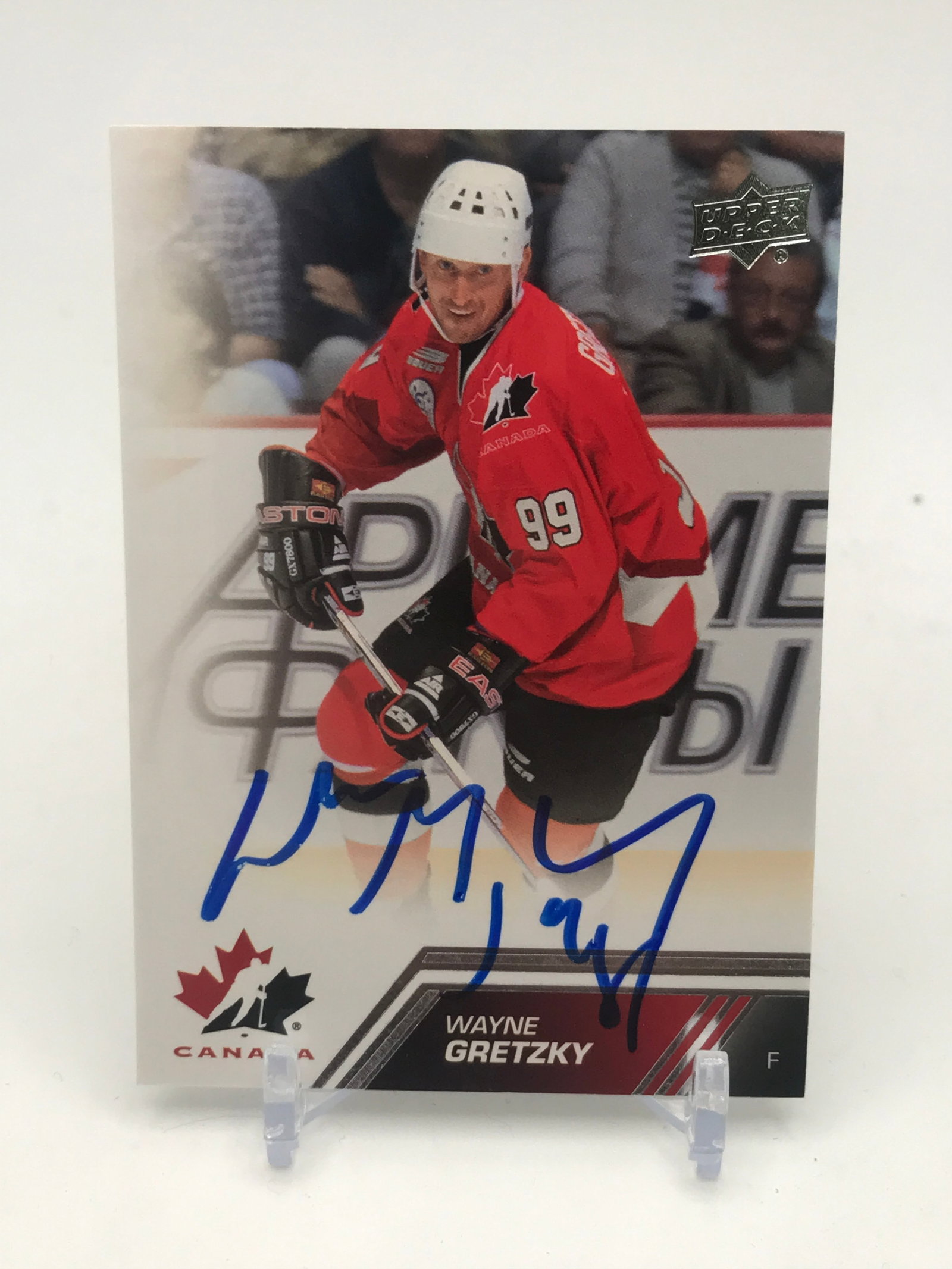 WAYNE GRETZKY SIGNED TRADING CARD: Prices are in Canadian dollars