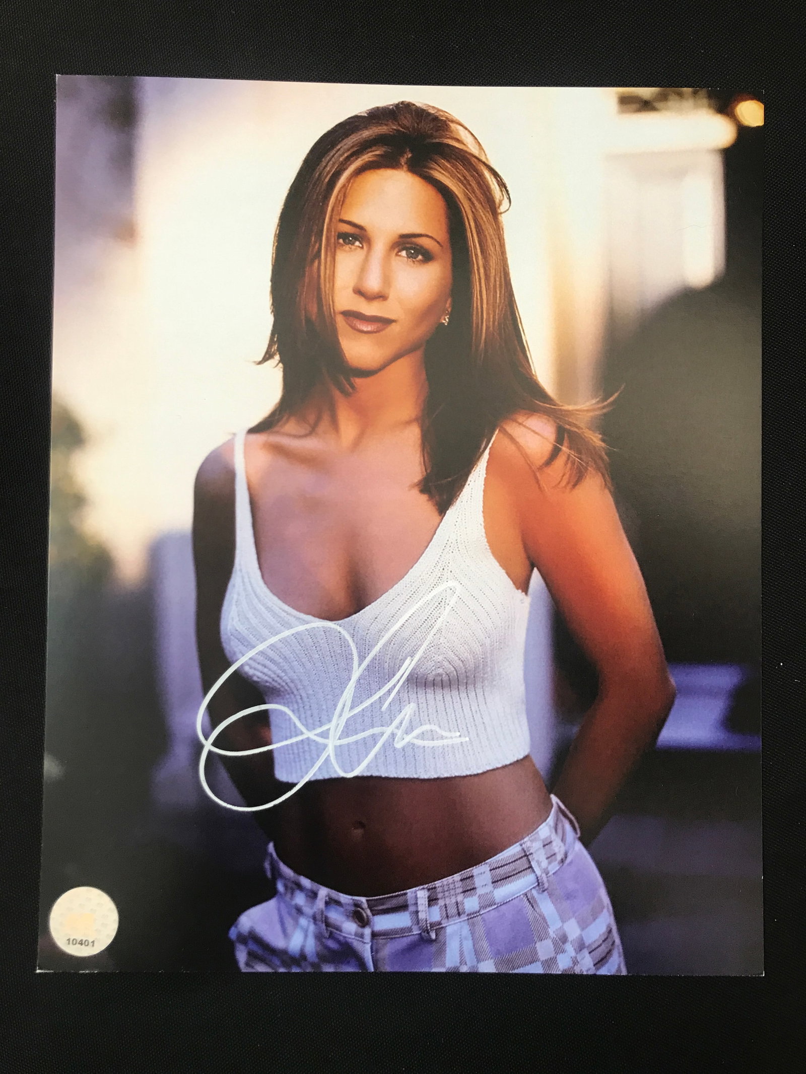 JENNIFER ANISTON SIGNED 8X10 - KB COA: Prices are in Canadian dollars