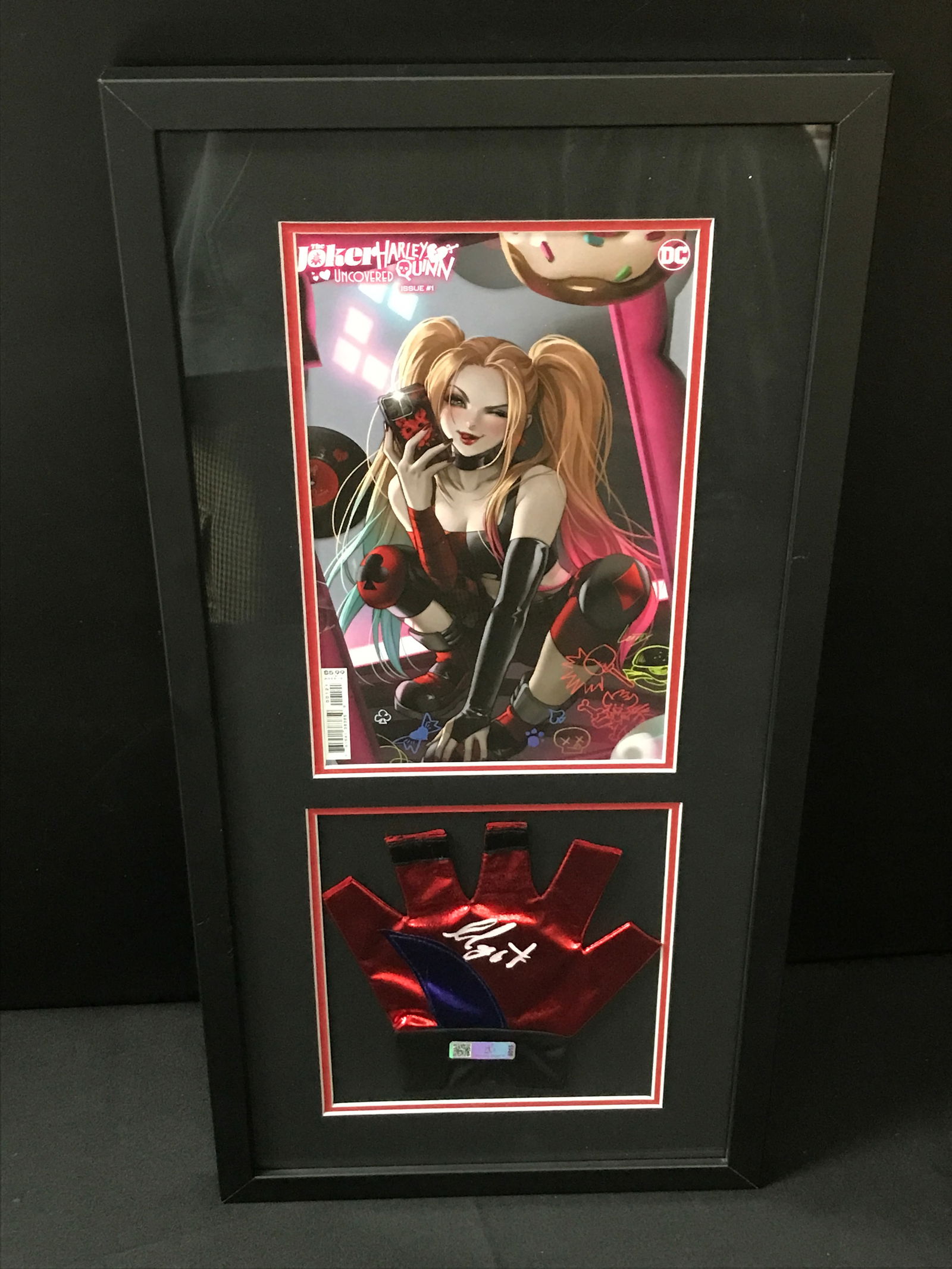MARGOT ROBBIE SIGNED AND FRAMED HARLEY QUINN PRESENTATION PIECE - WITH COA (1 of 2)
