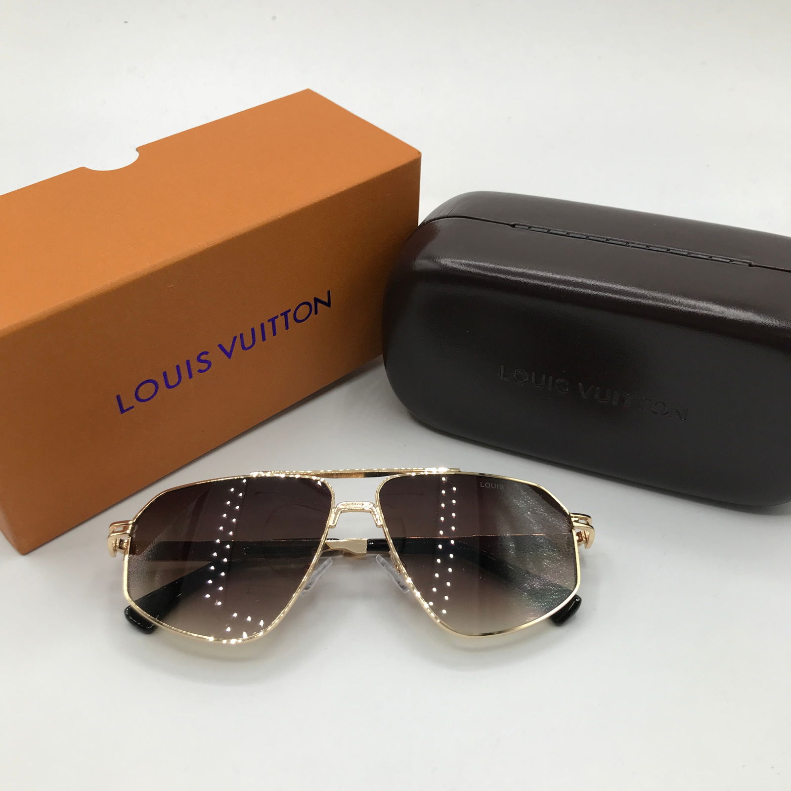 BNIB SUNGLASSES WITH ACCESSORIES (1 of 3)