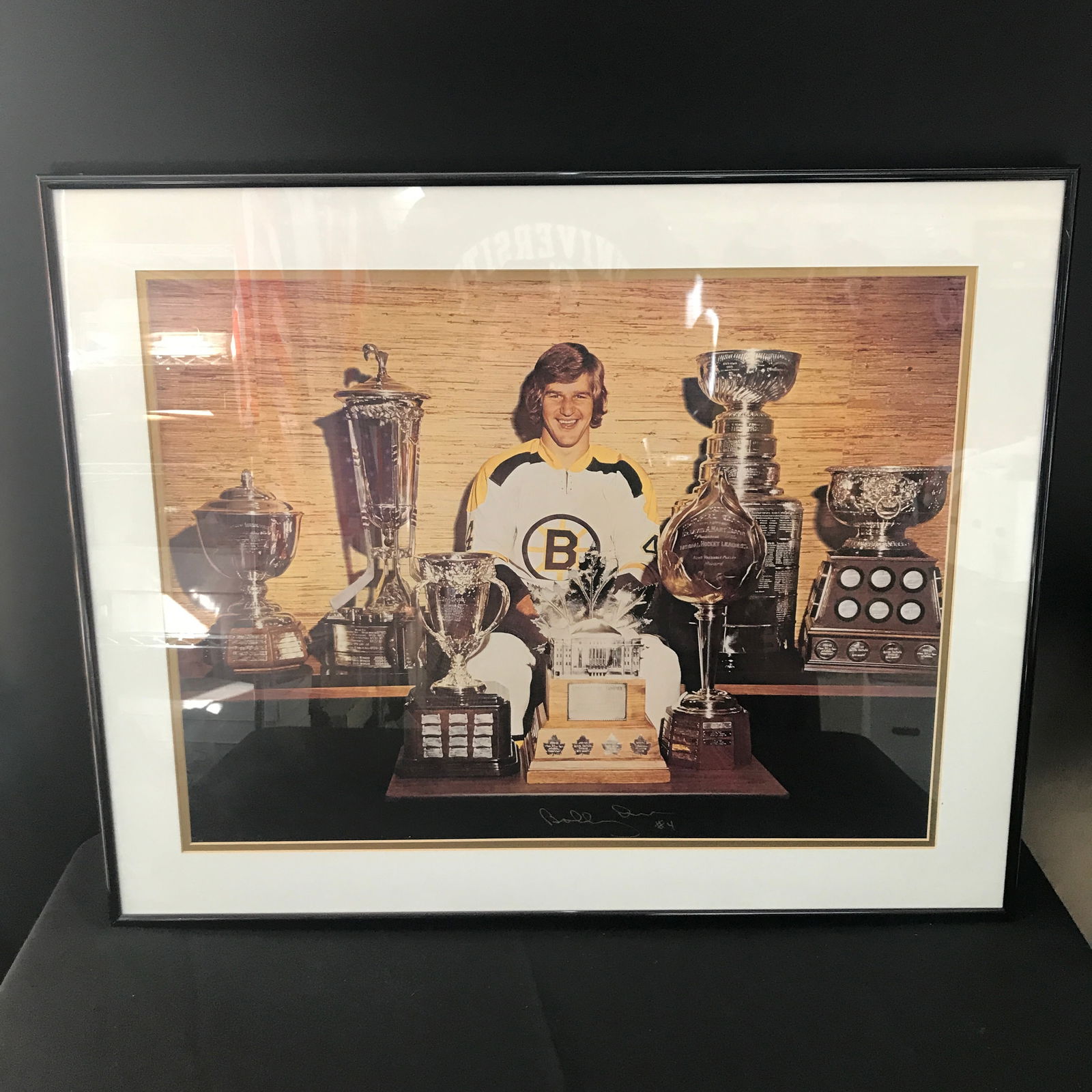 BOBBY ORR SIGNED AND CUSTOM FRAMED 20 X 24 TROPHY PRINT (1 of 2)