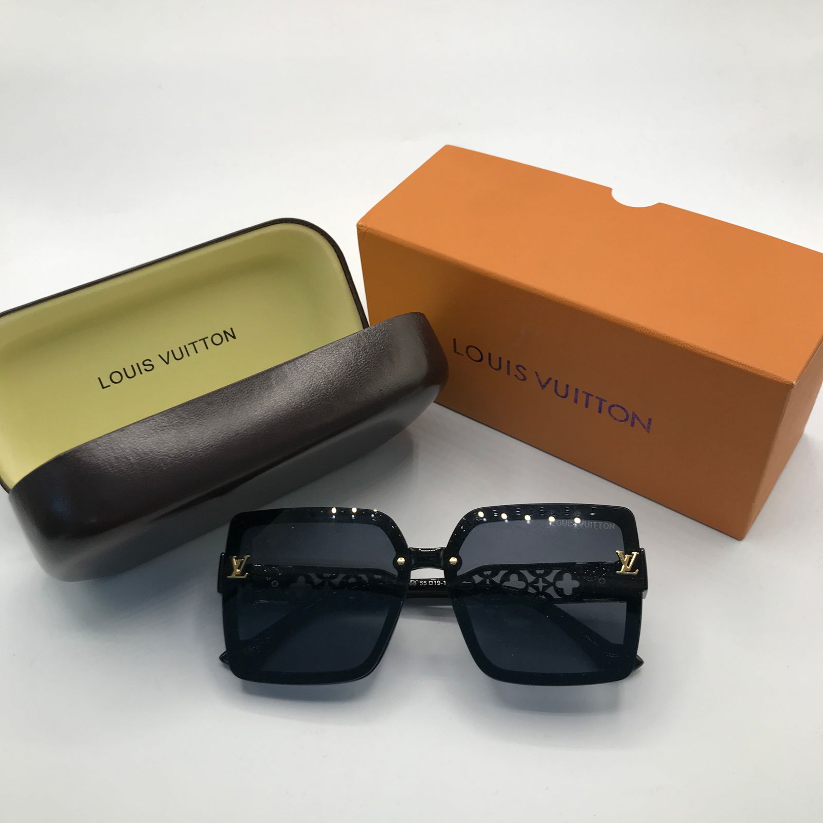 SUNGLASSES BNIB WITH ACCESSORIES (1 of 3)