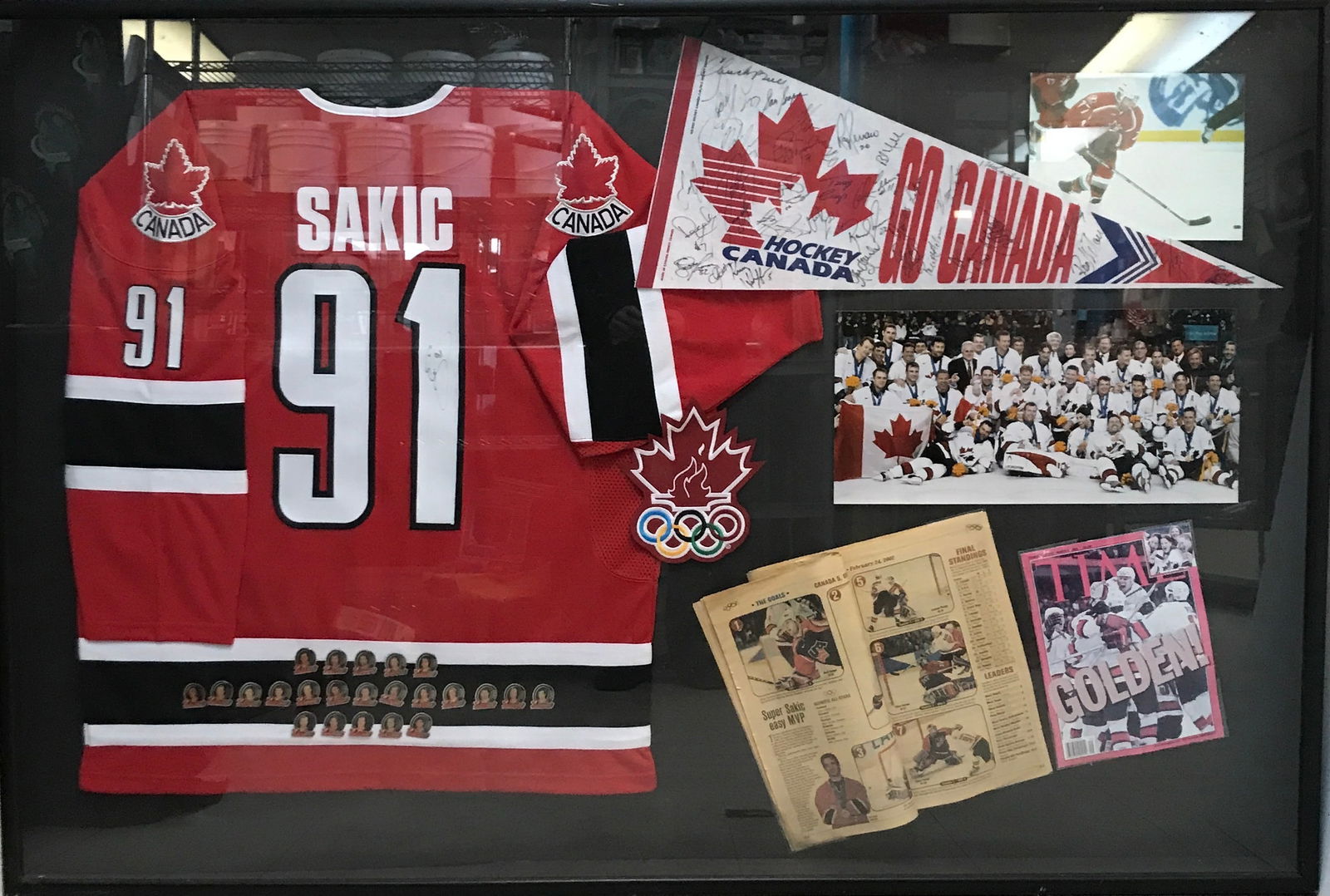 LARGE CUSTOM FRAMED TEAM CANADA SIGNED COLLAGE (JOE SAKIC SIGNED JERSEY AND TREAM SIGNED PENANT) (1 of 3)