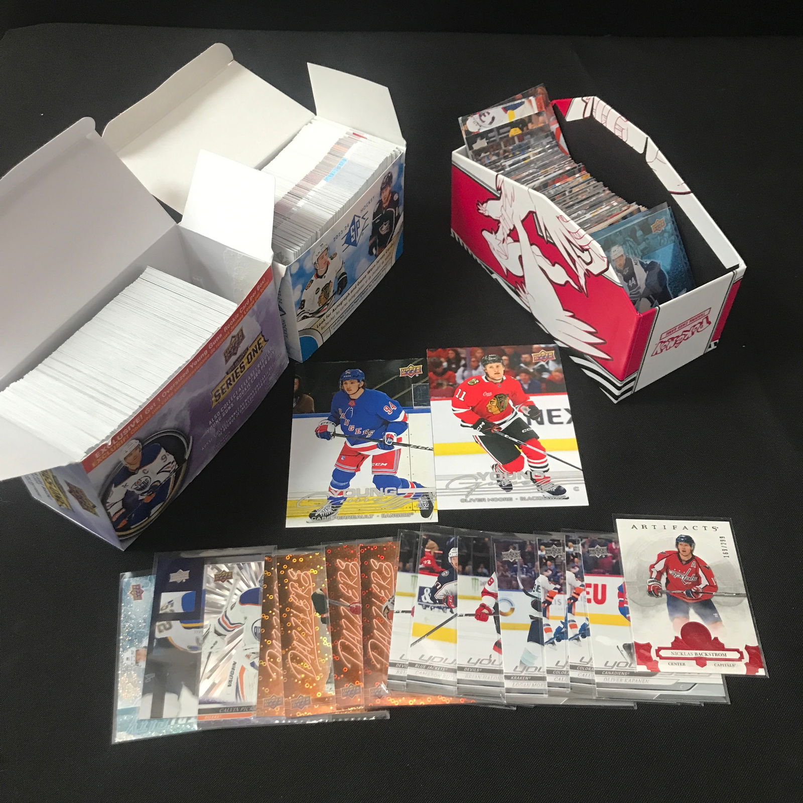 2 BOXES OF LOOSE HOCKEY TRADING CARDS (1 of 1)