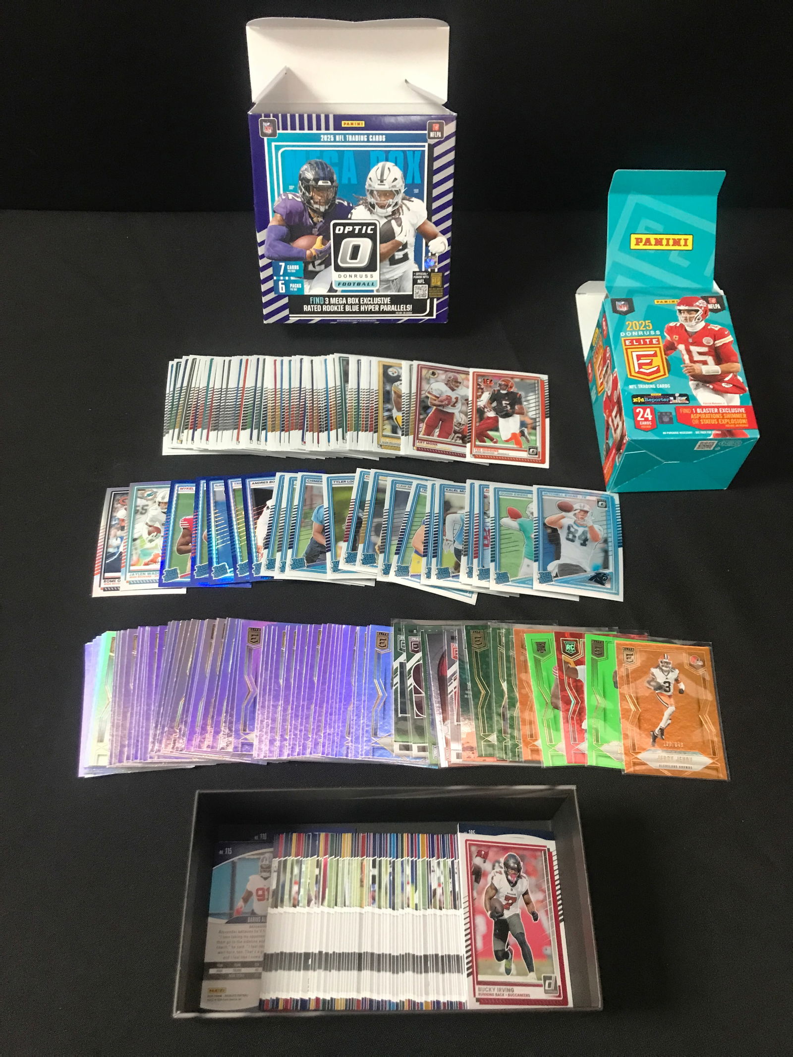 LOTS OF LOOSE NFL TRADING CARDS (1 of 1)