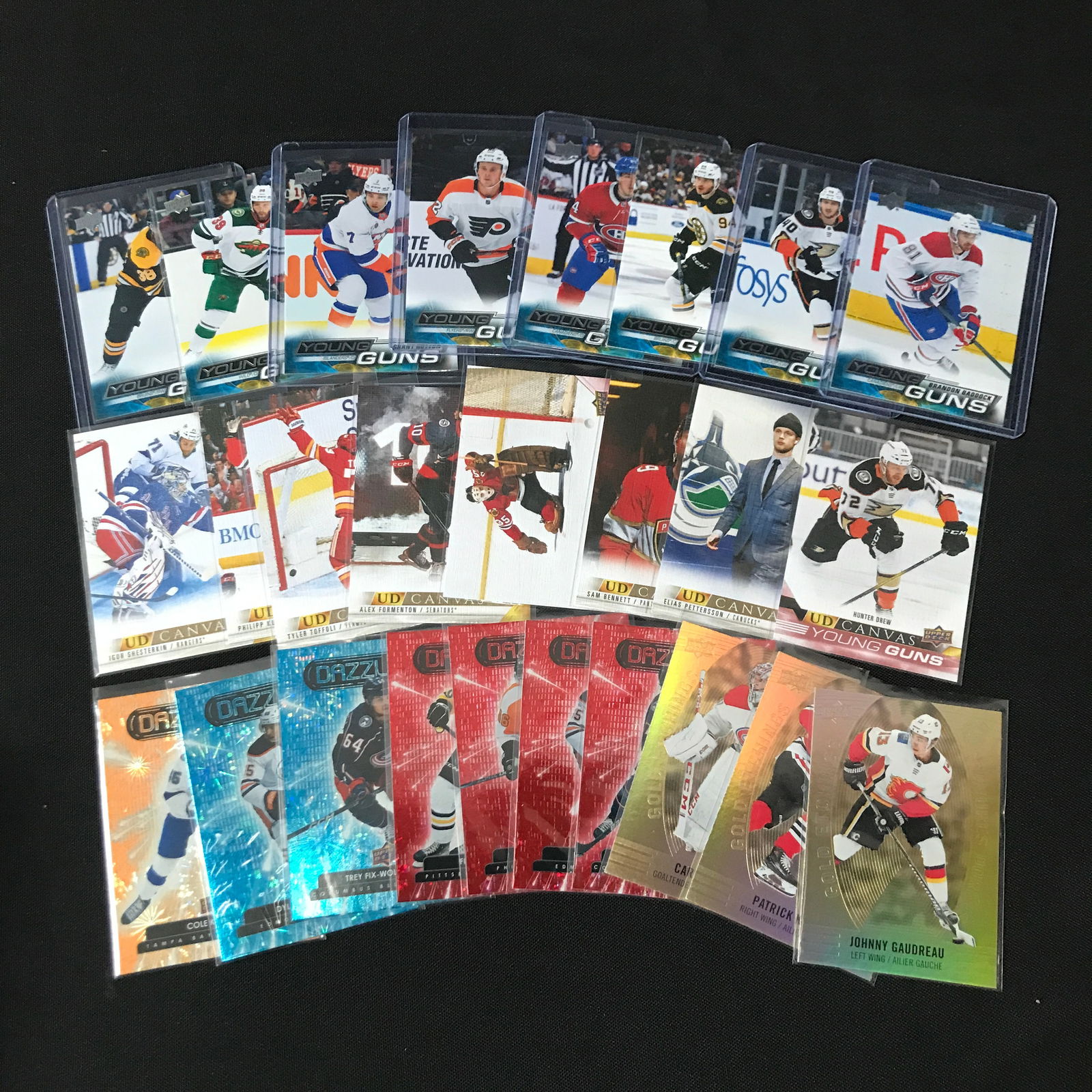 LOT OF LOOSE HOCKEY CARDS INCLUDING SEVERAL YOUNG GUNS (1 of 1)