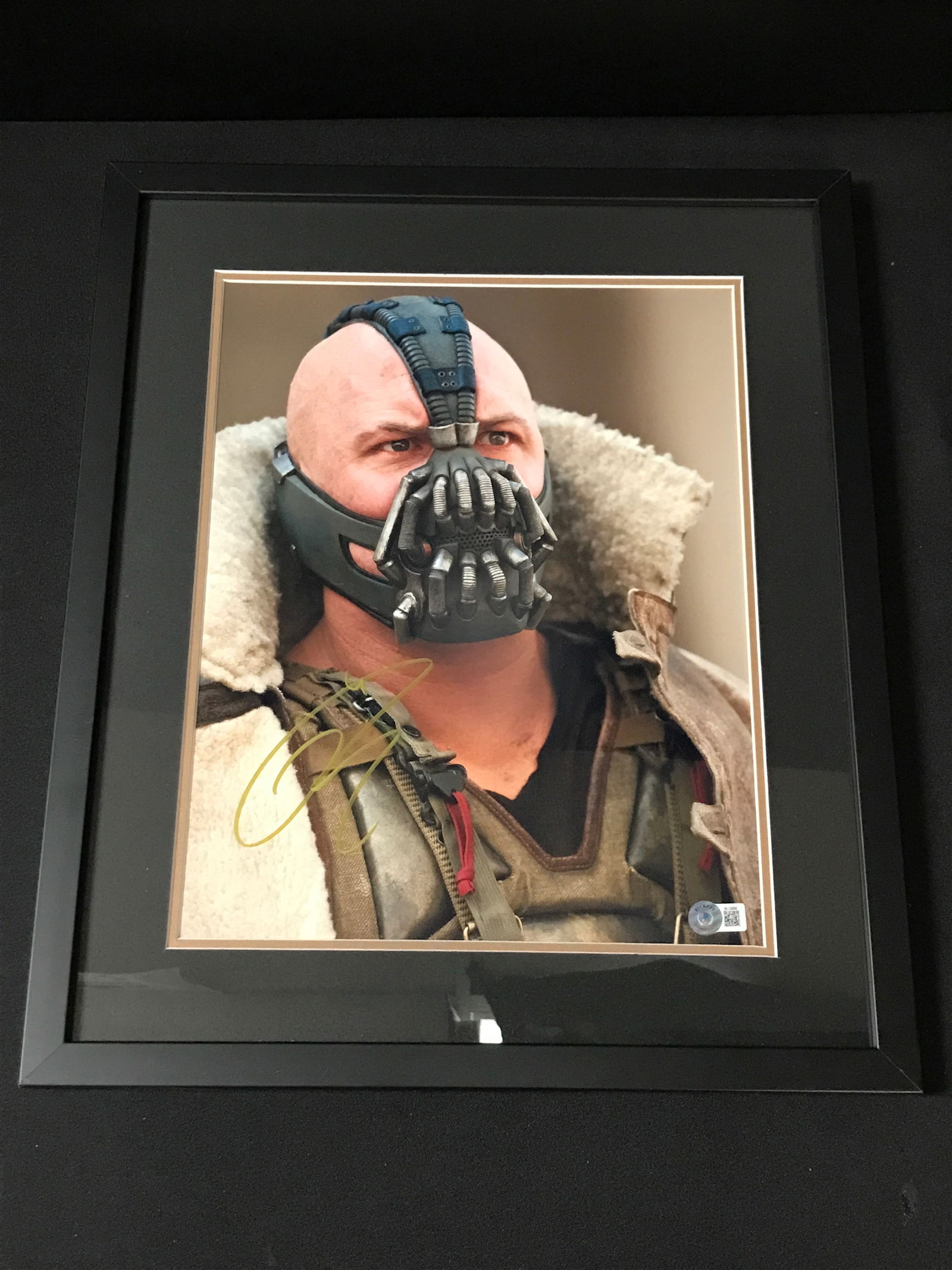 TOM HARDY SIGNED AND FRAMED 16 X 20 BANE PICTURE - BECKETT COA: Prices are in Canadian dollars