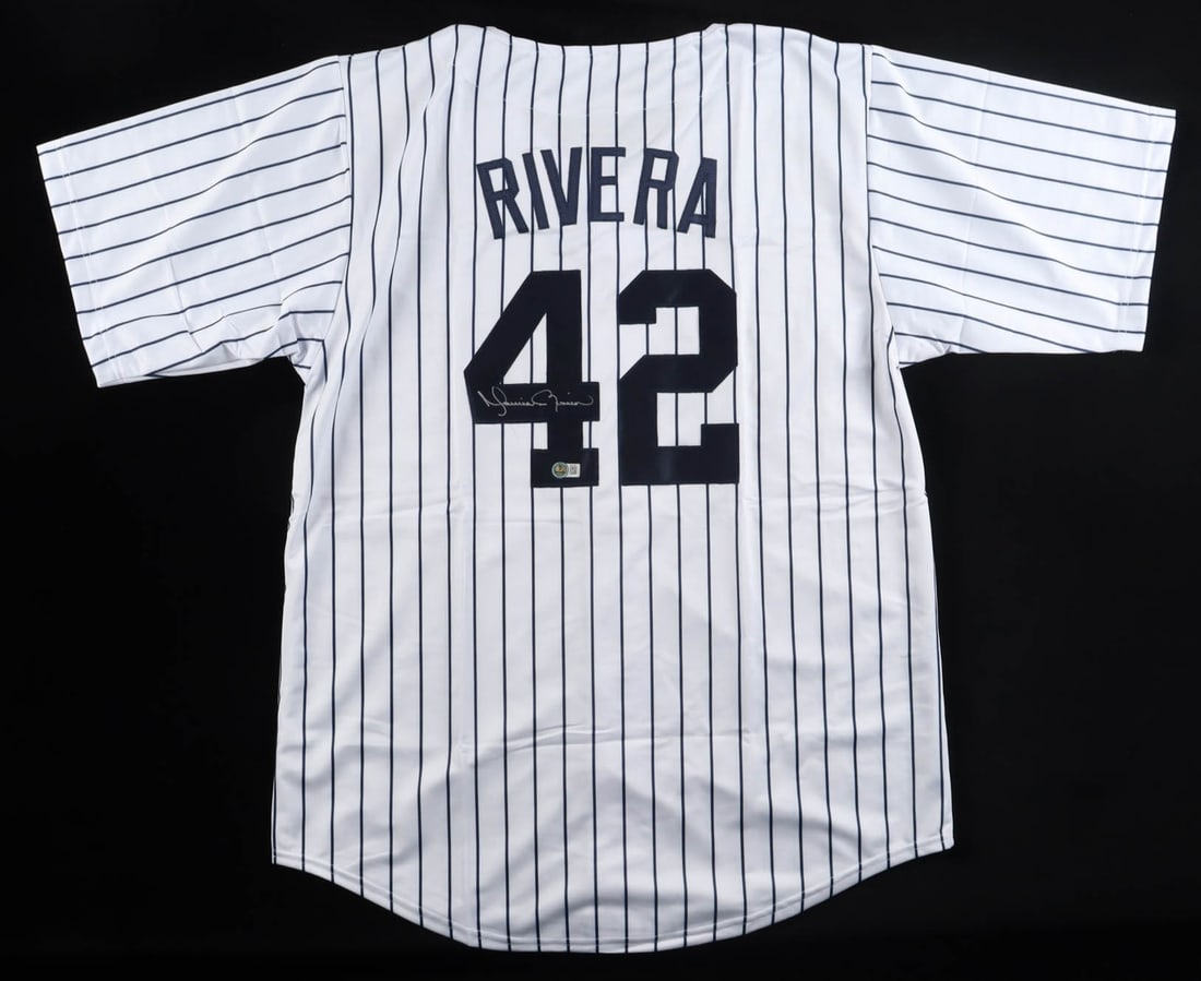 MARIANO RIVERA SIGNED NEW YORK YEANKEES JERSEY - BECKETT COA (1 of 3)