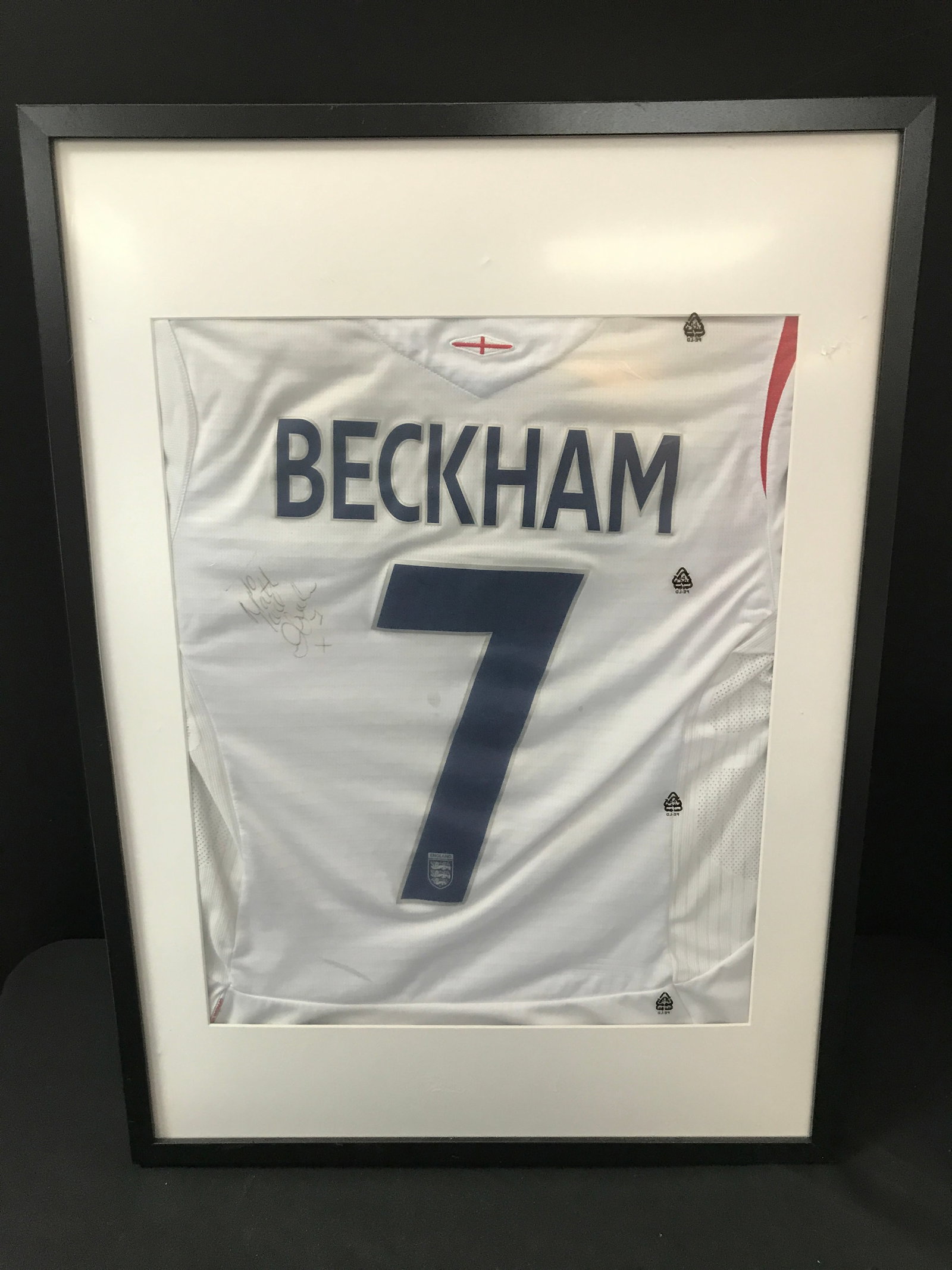 DAVID BECKHAM SIGNED AND FRAMED ENGLAND JERSEY - JSA COA (1 of 3)