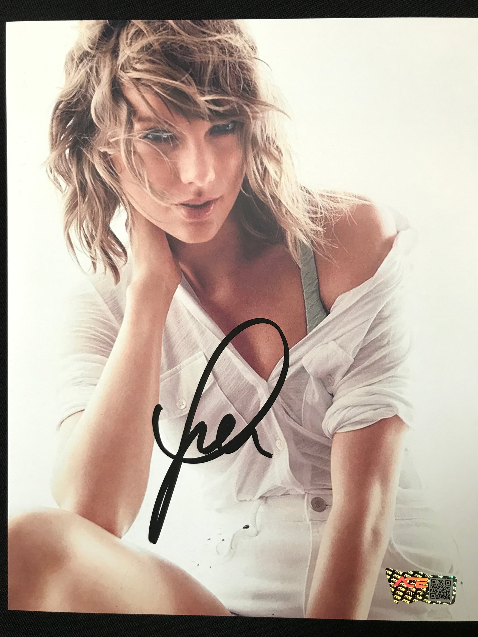 TAYLOR SWIFT SIGNED 8X10 - ACE COA: Prices are in Canadian dollars
