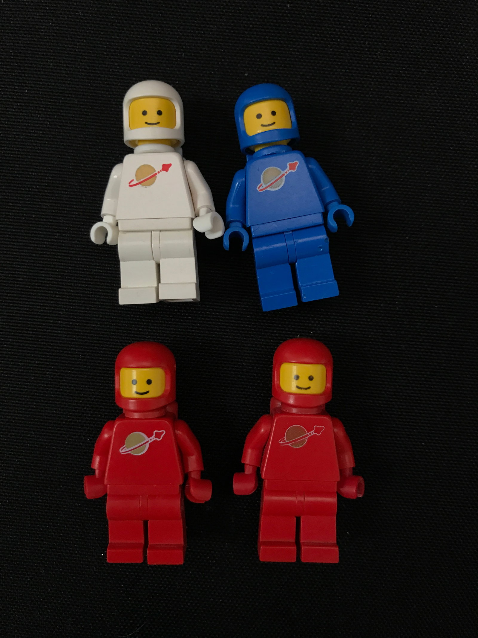 LOT OF 4 VINTAGE ASTRONAUT LEGO MINI FIGURES (1 of 1)