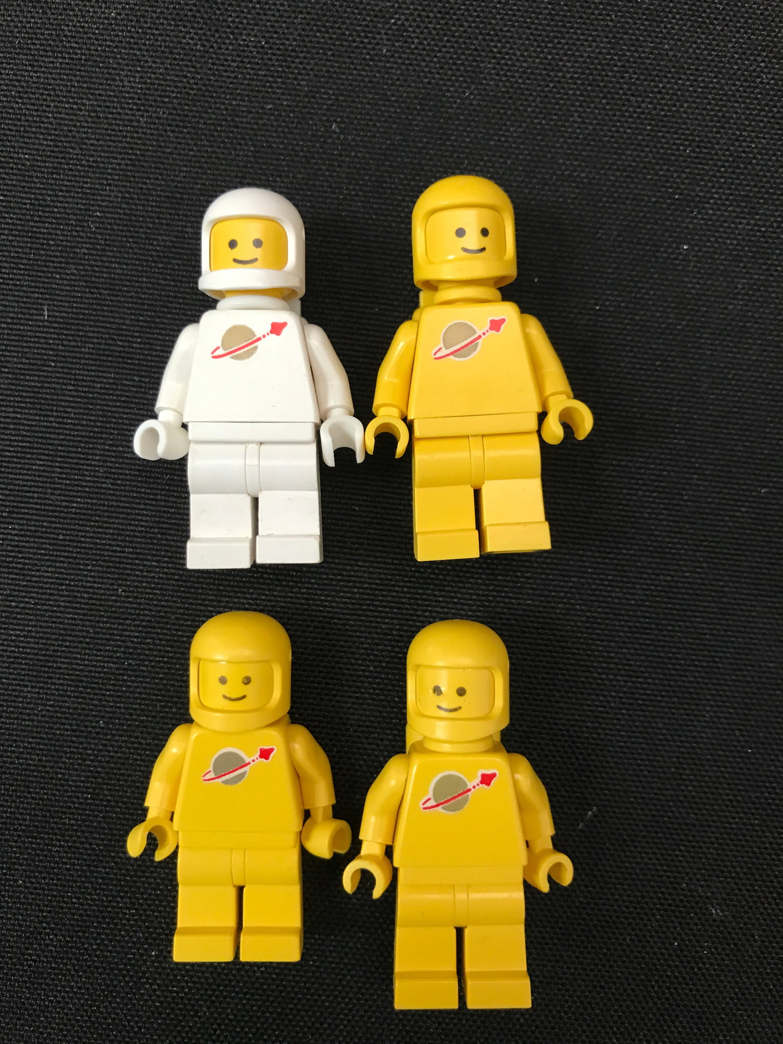 LOT OF 4 VINTAGE ASTRONAUT LEGO MINI FIGURES (1 of 1)