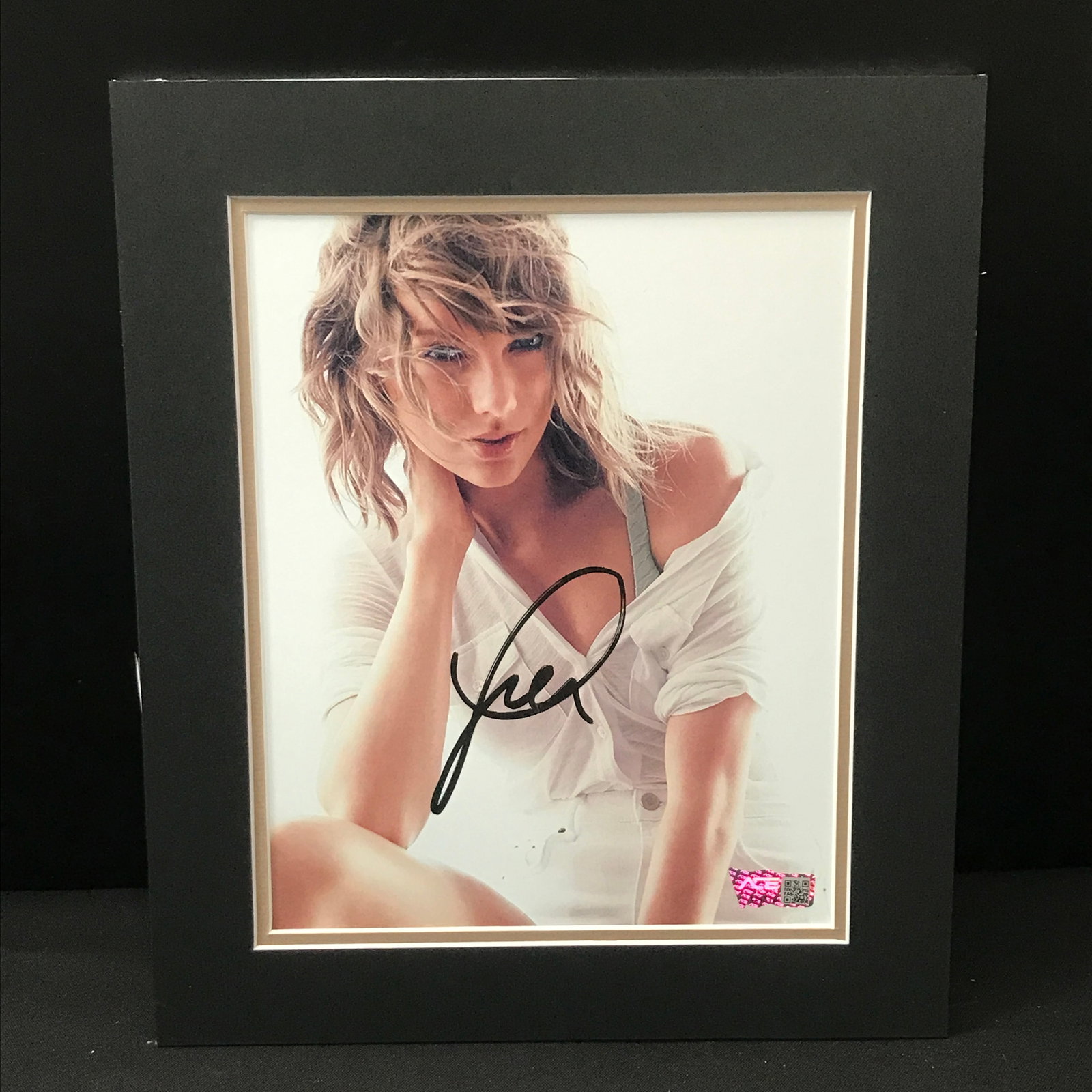 TAYLOR SWIFT SIGNED AND FRAMED 8X10 - ACE COA (1 of 1)