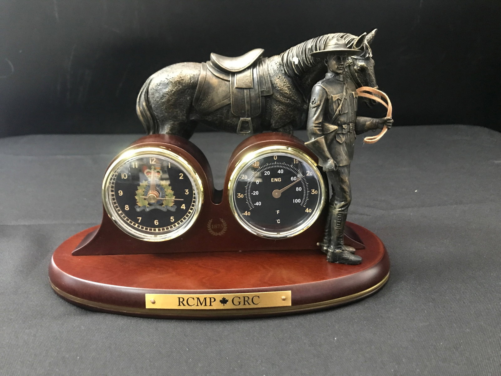 ROYAL CANADIAN MOUNTED POLICE DESK CLOCK AND THERMOMETER WITH COA (1 of 2)