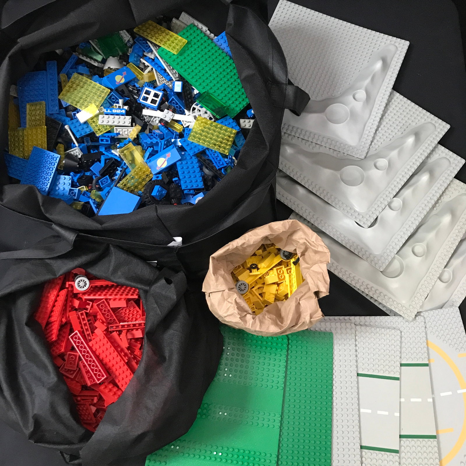 2 LARGE BAGS OF VINTAGE LEGO INCLUDING VINTAGE BUILDING PLATES (1 of 1)