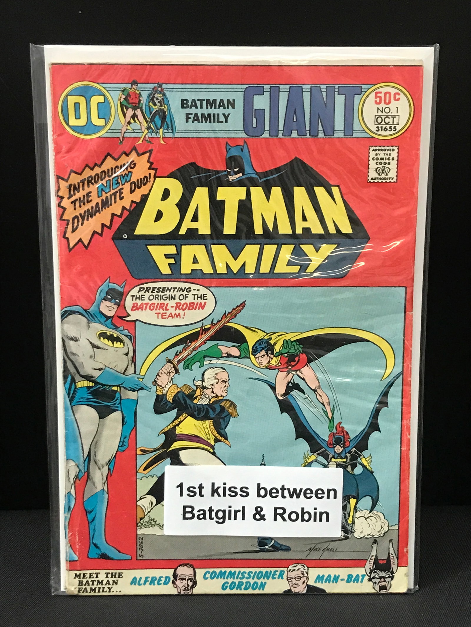 BATMAN FAMILY GIANT #1 1ST KISS BETWEEN BAT-GIRL AND ROBIN - DC COMICS (1 of 1)
