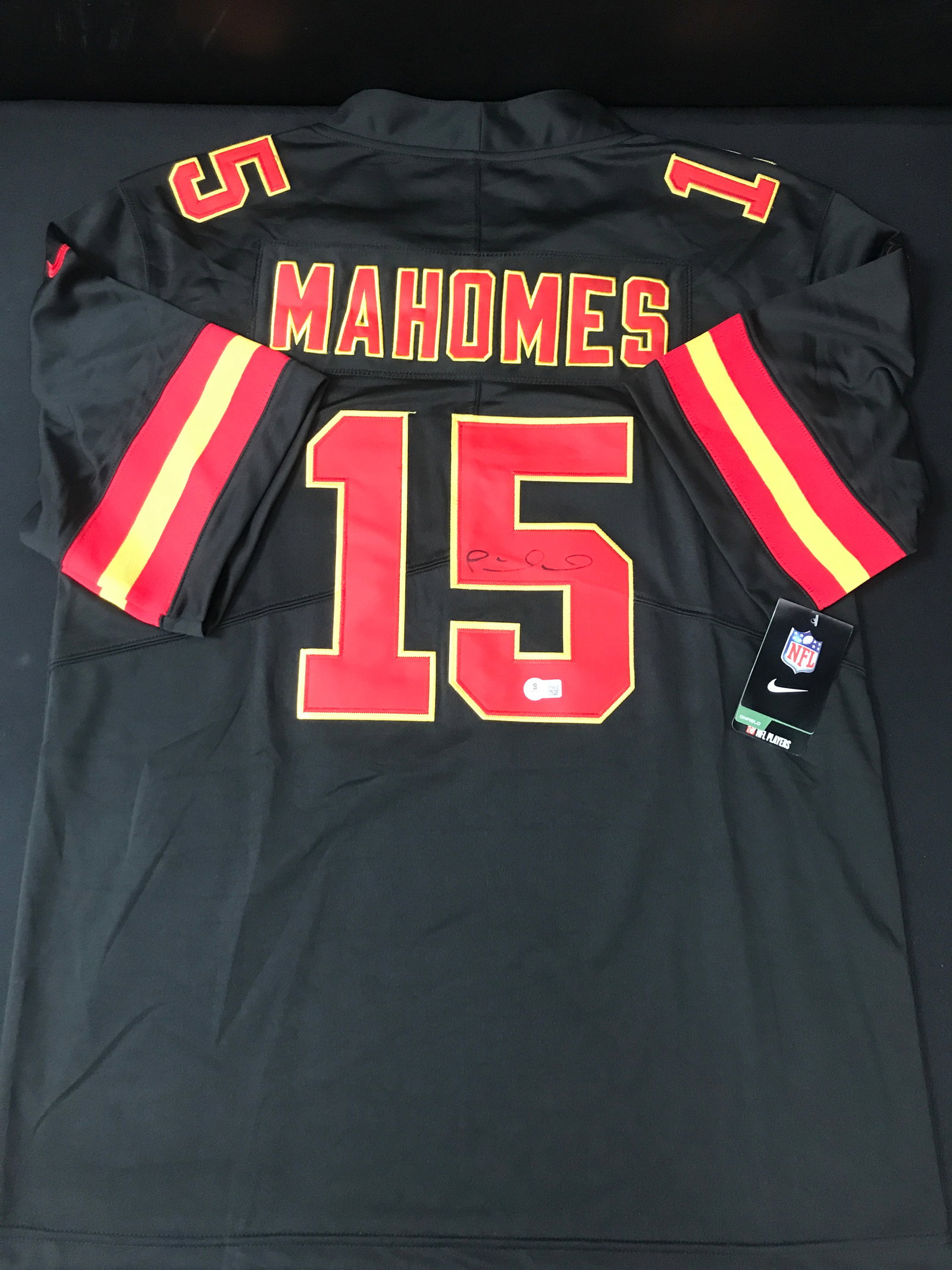 PATRICK MAHOMES SIGNED KANSAS CITY CHIEFS JERSEY - BECKETT COA: Prices are in Canadian dollars