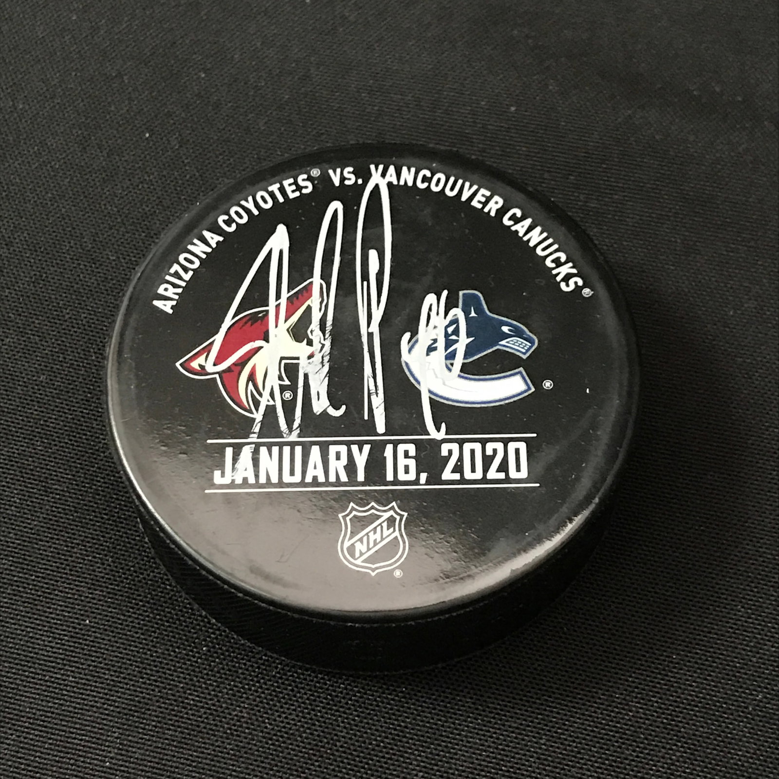 ELIAS PETTERSSON SIGNED PUCK - WWOC COA (1 of 2)
