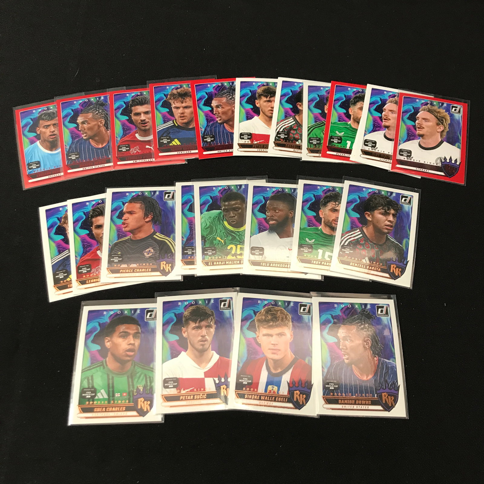 LOT OF LOOSE SOCCER TRADING CARDS: Prices are in Canadian dollars