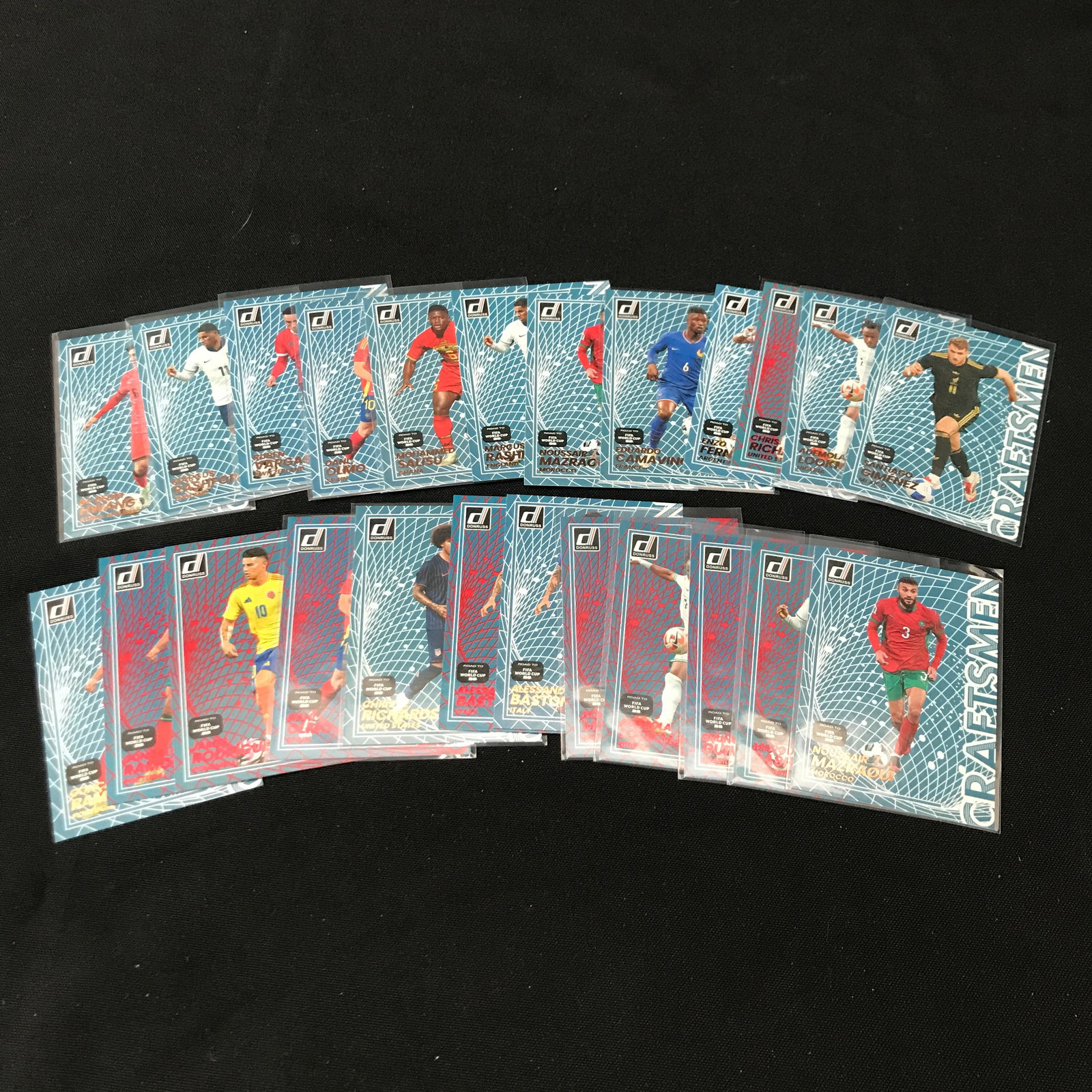 LOT OF LOOSE DONRUSS SOCCER TRADING CARDS: Prices are in Canadian dollars