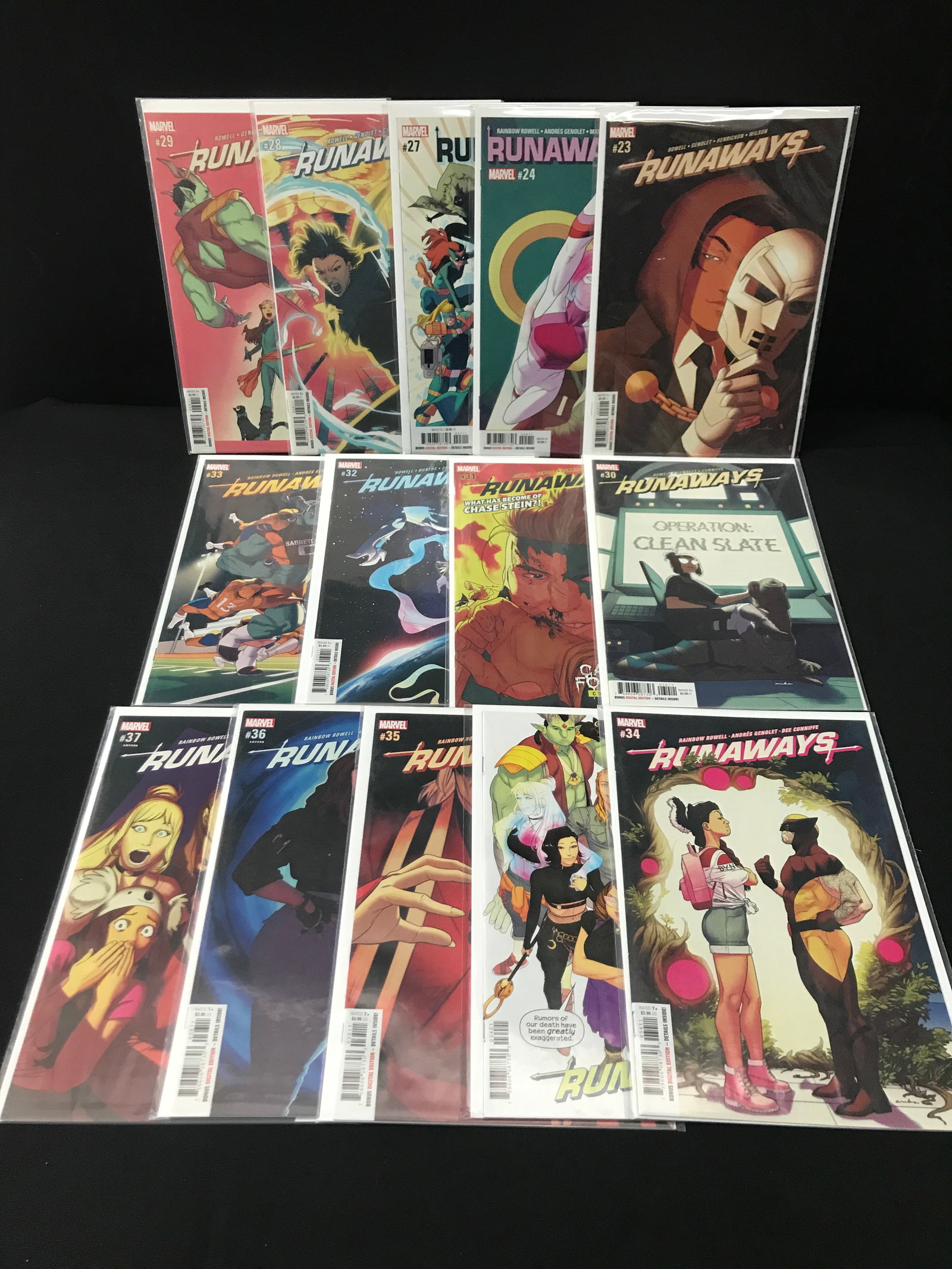 LOT OF 14 RUNAWAYS COMICS - MARVEL COMICS: Prices are in Canadian dollars