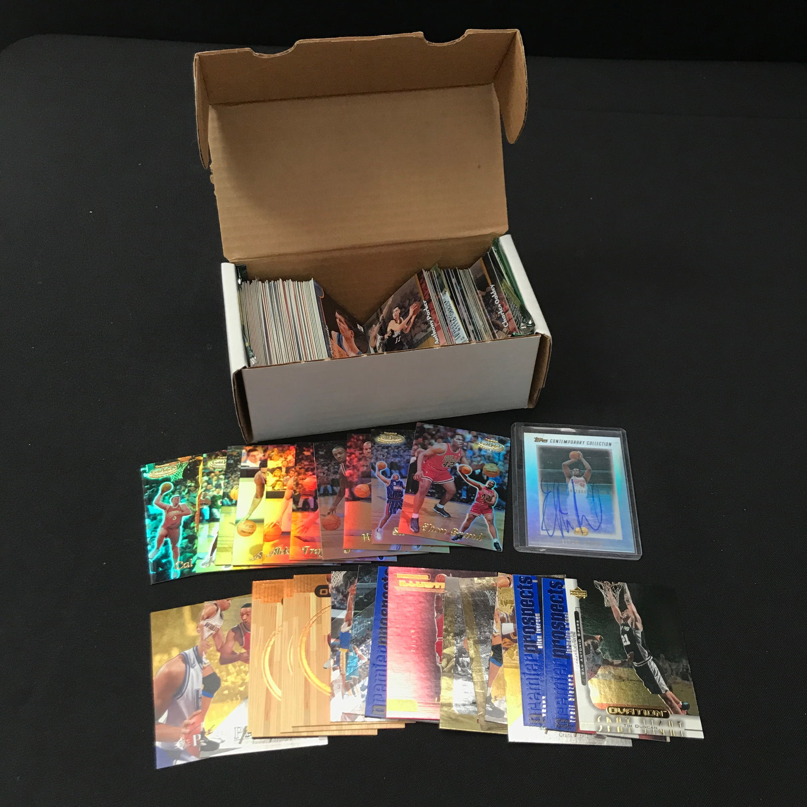 BOX OF BASKETBALL TRADING CARDS INCLUDING 1 SIGNED: Prices are in Canadian Dollars