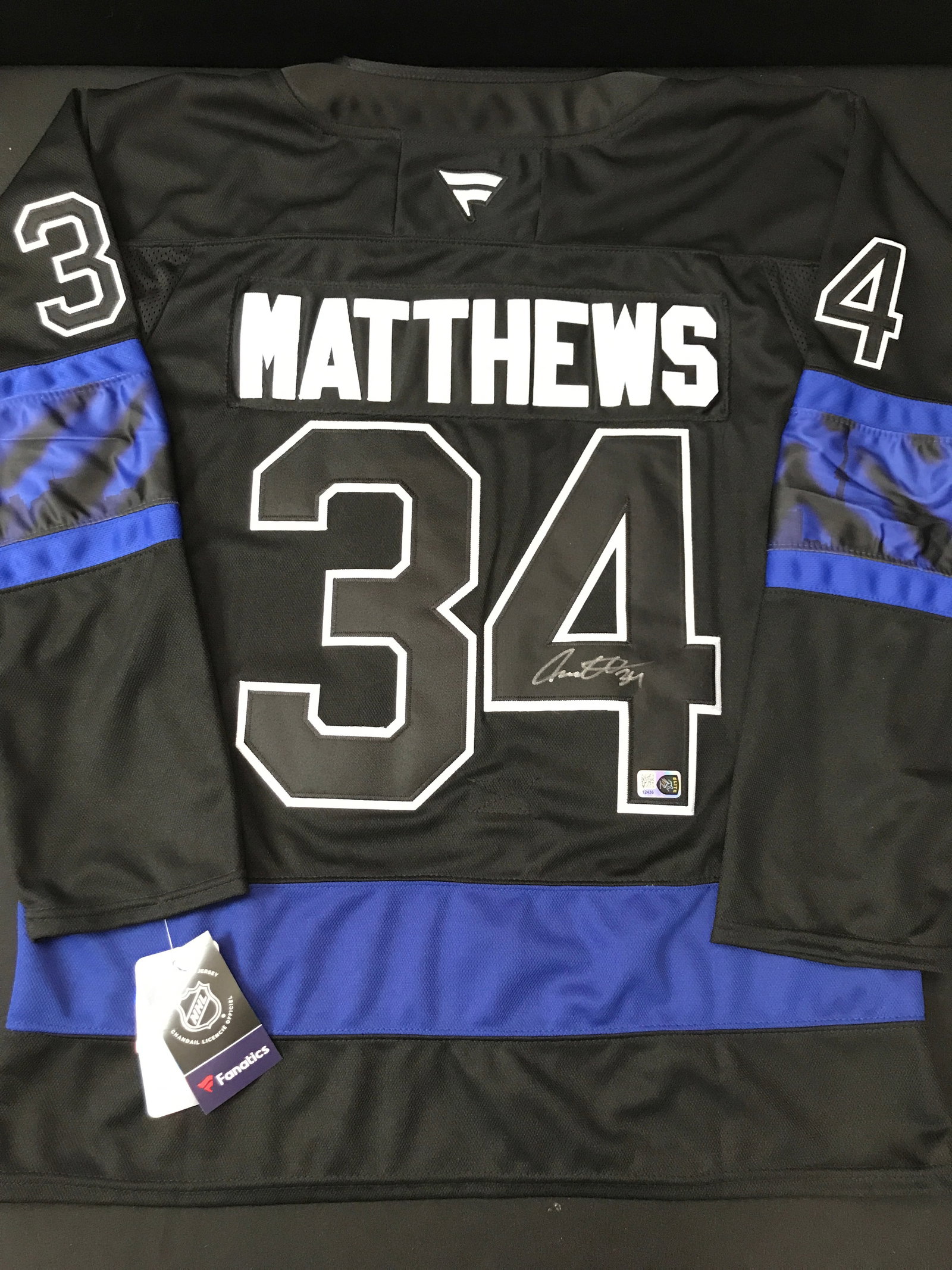 AUSTON MATTHEWS SIGNED TORONTO MAPLE LEAFS CUSTOM JERSEY - ELITE COA: Prices are in Canadian dollars
