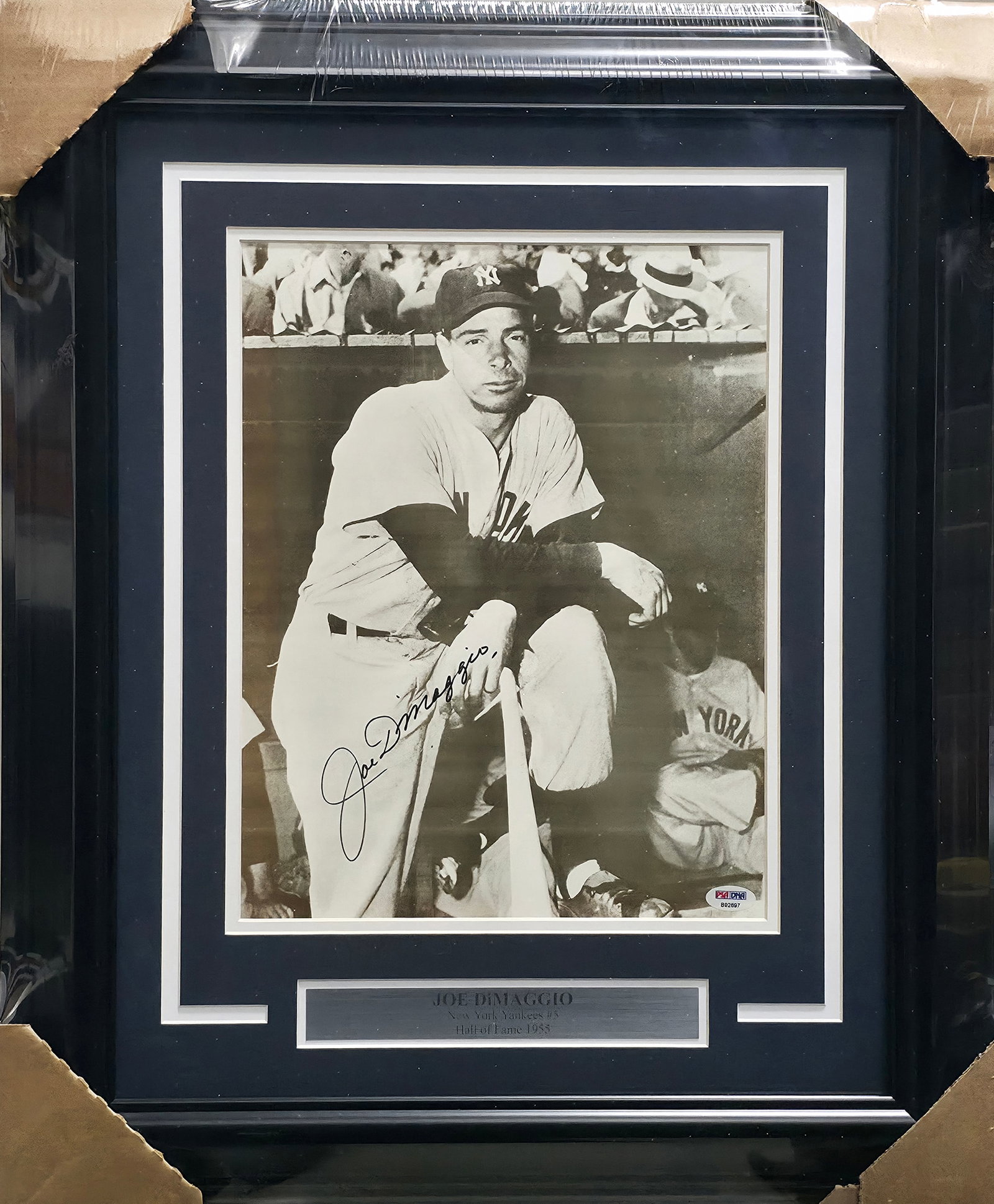 JOE DIMAGGIO SIGNED AND FRAMED PICTURE - PSA COA: Prices are in Canadian dollars