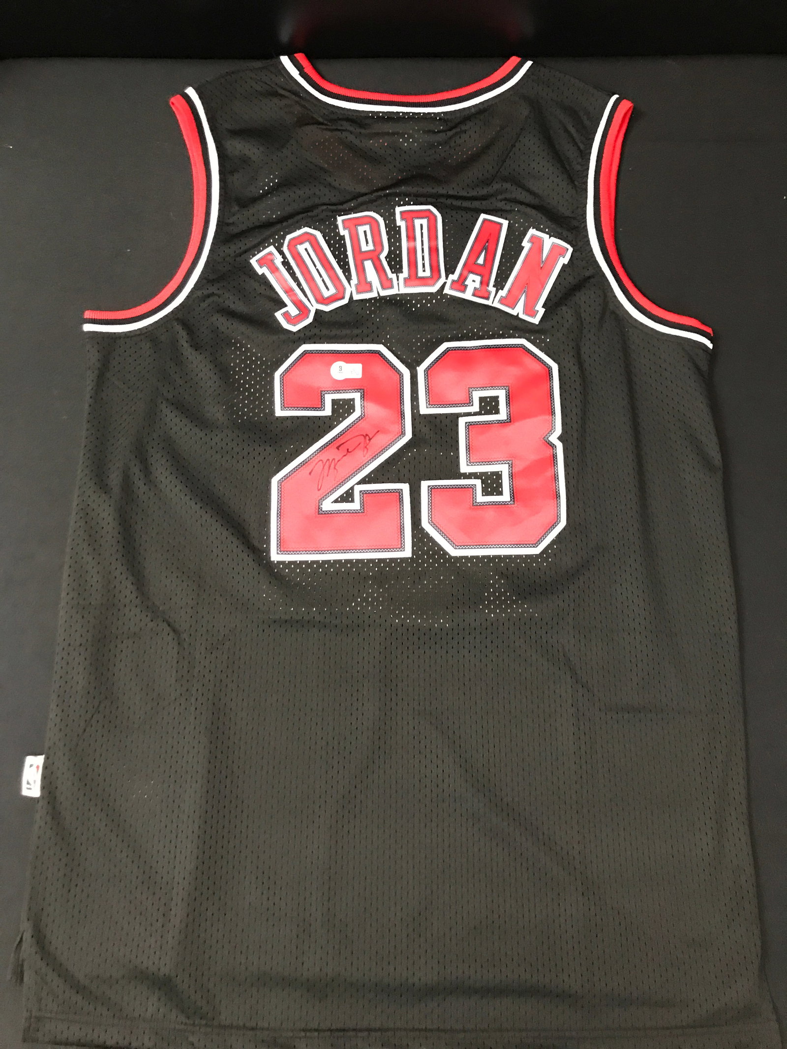 MICHAEL JORDAN SIGNED CHICAGO BULLS JERSEY - BECKETT COA: Prices are in Canadian dollars