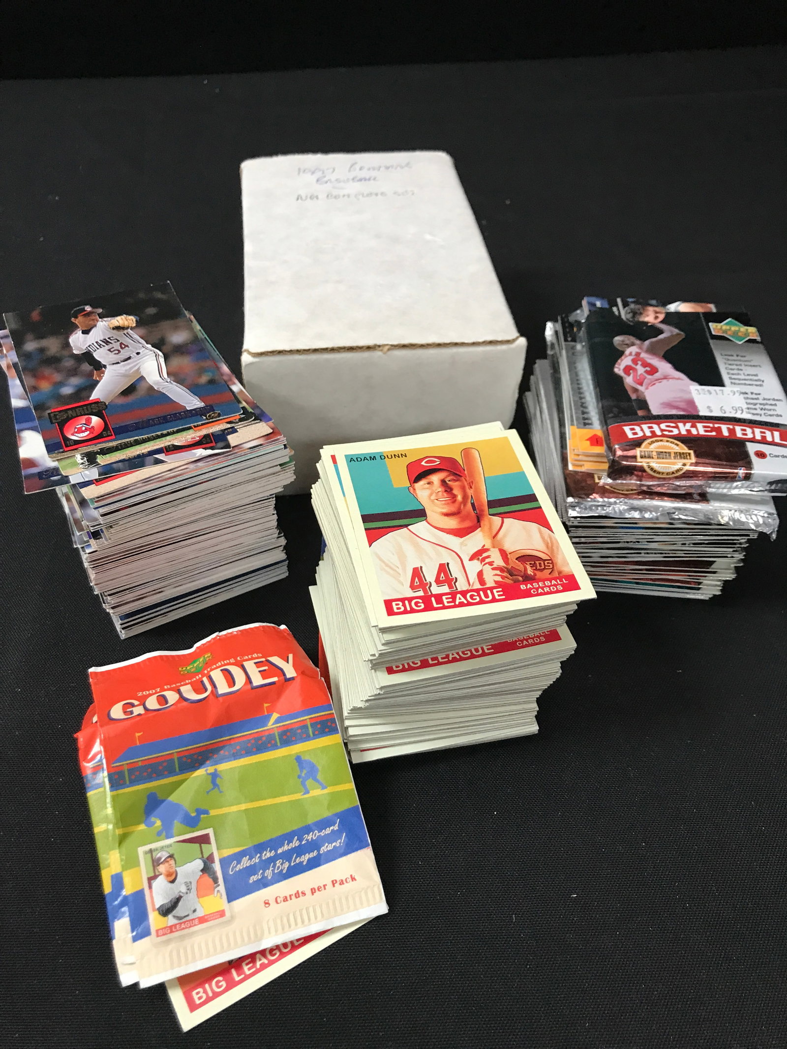 LOT OF LOOSE MIXED SPORTS TRADING CARDS (1 of 1)