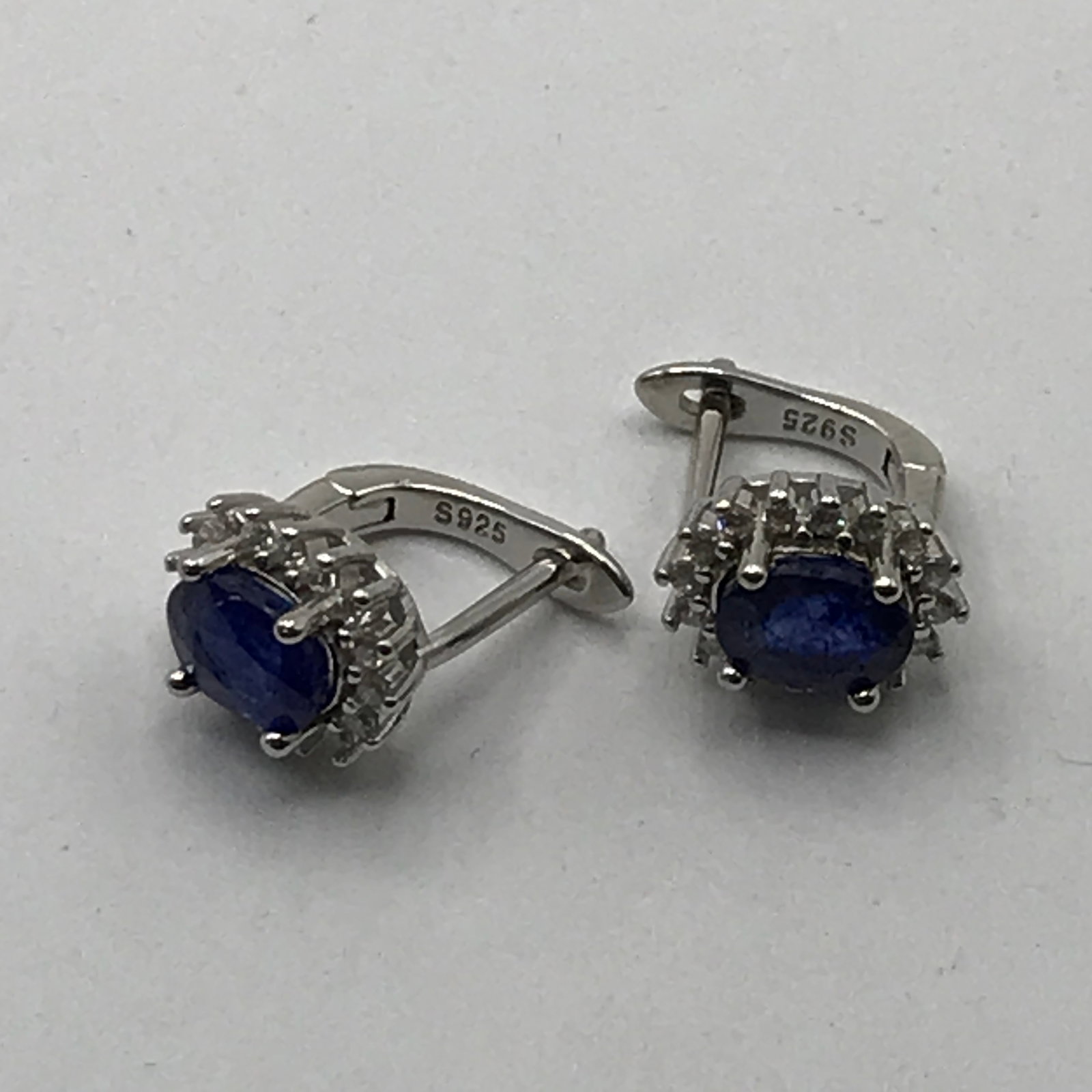 PAIR OF NATURAL SAPHIRE BLUE EARINGS 2.1 CTS AA - JEWEL SCAN REPLACEMENT VALUE $2,491: Prices are in Canadian dollars