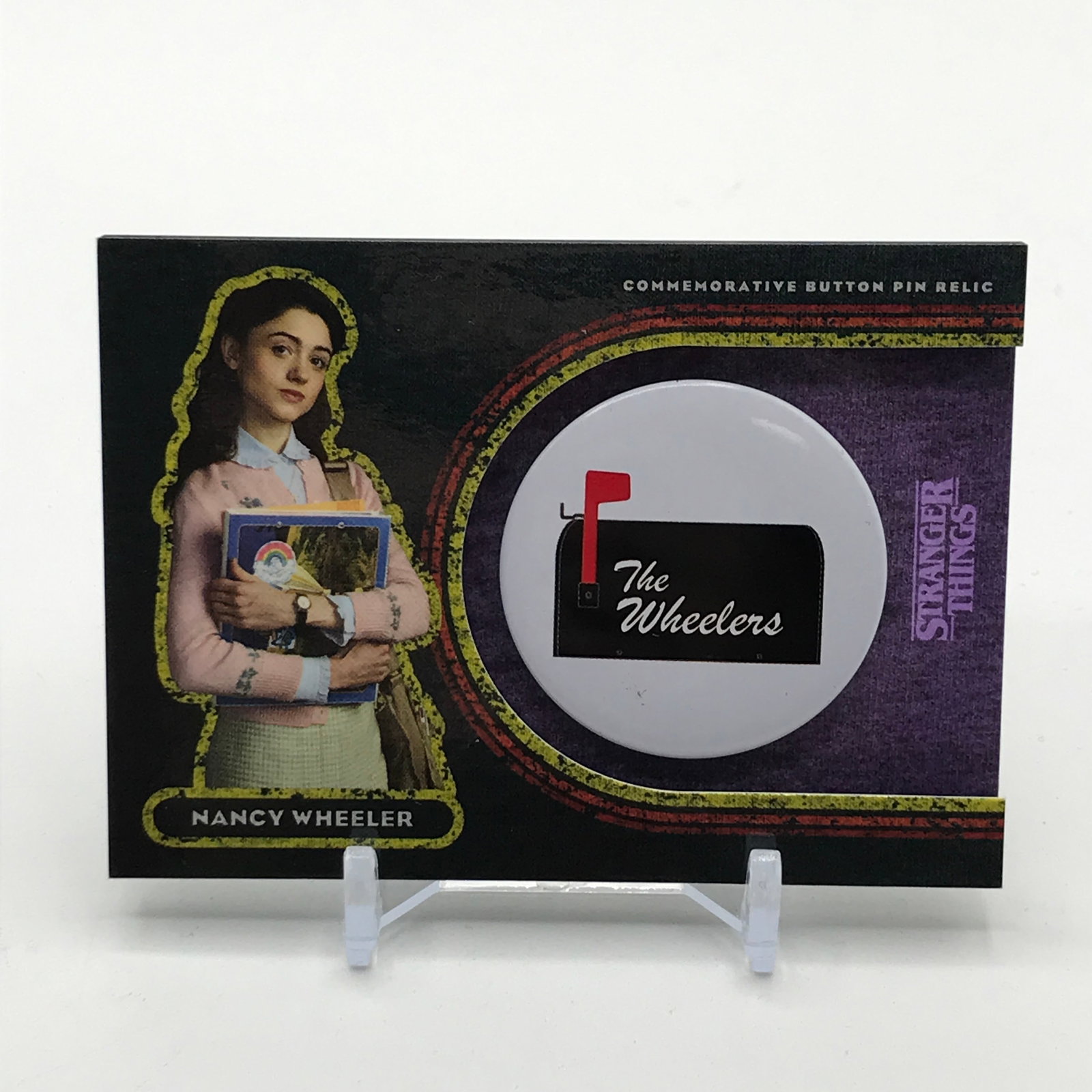 TOPPS NETFLIX STRANGER THINGS COMMEMORATIVE PIN TRADING CARD - WHEELER MAILBOX 20/25 (1 of 2)