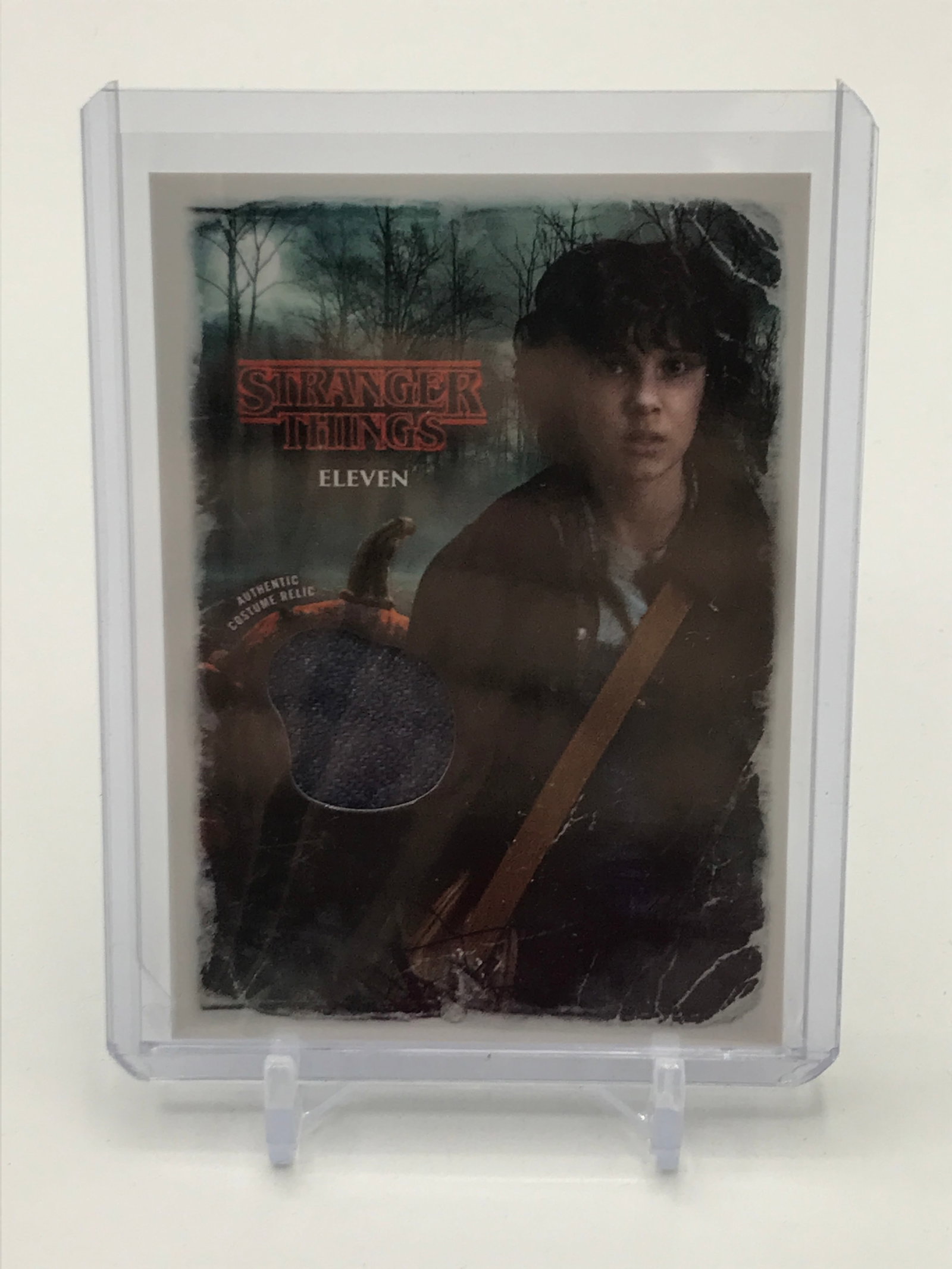 TOPPS NETFLIX STRANGER THINGS SCREEN WORN PATCH TRADING CARD 55/99 ELEVEN (1 of 2)