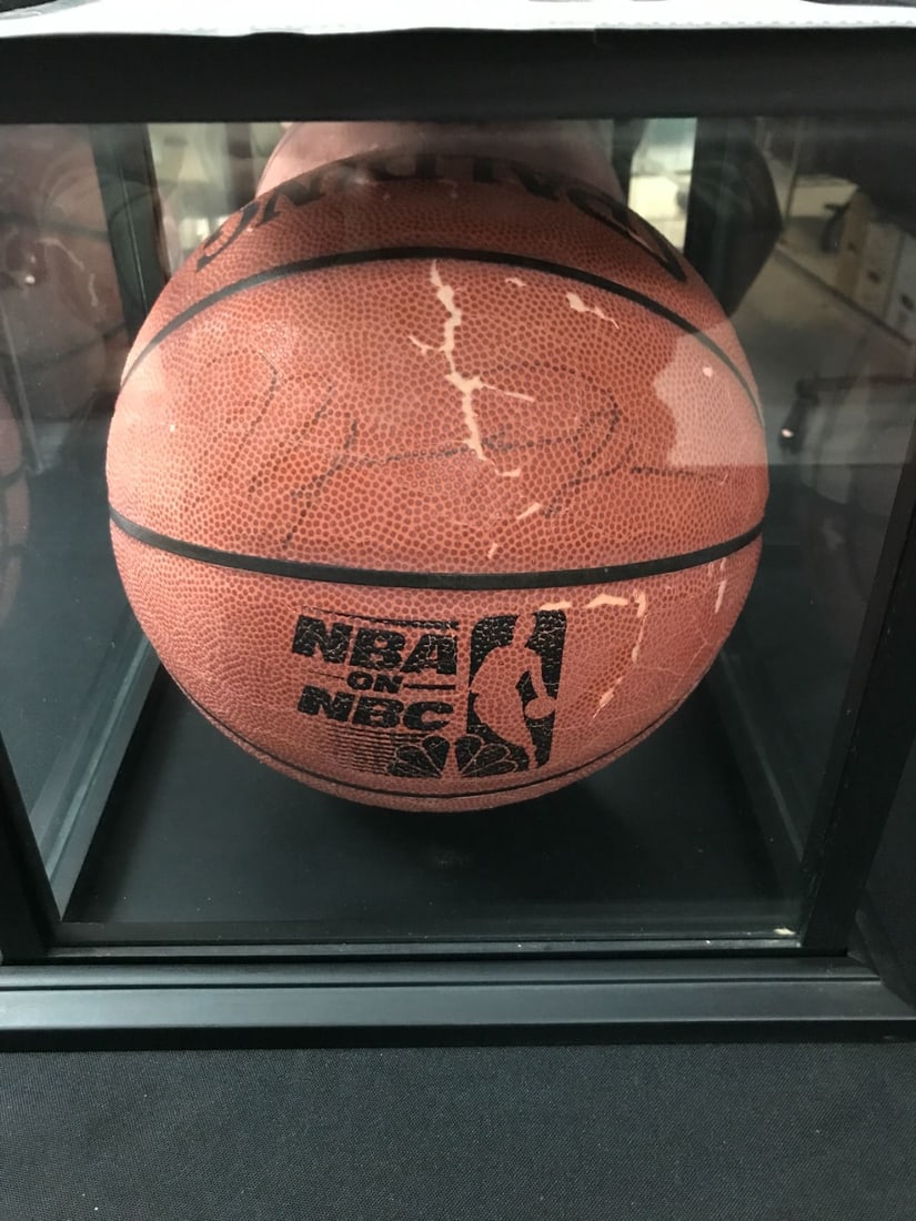 MICHAEL JORDAN SIGNED BASKETBALL IN DISPLAY CASE (BECKETT LOA): Prices are in Canadian dollars