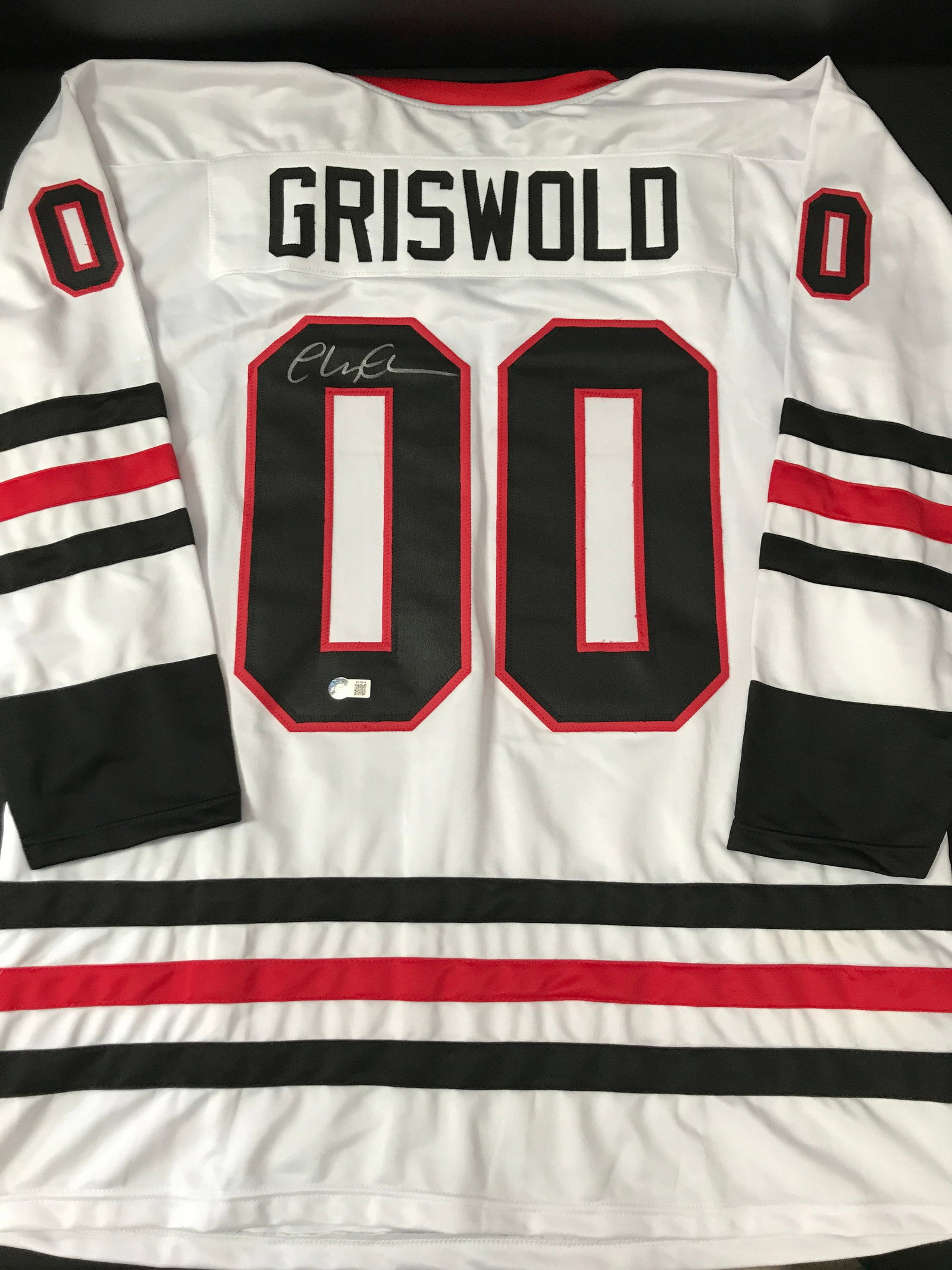 CHEVY CHASE SIGNED GRISWOLD HOCKEY JERSEY - BECKETT COA (1 of 3)