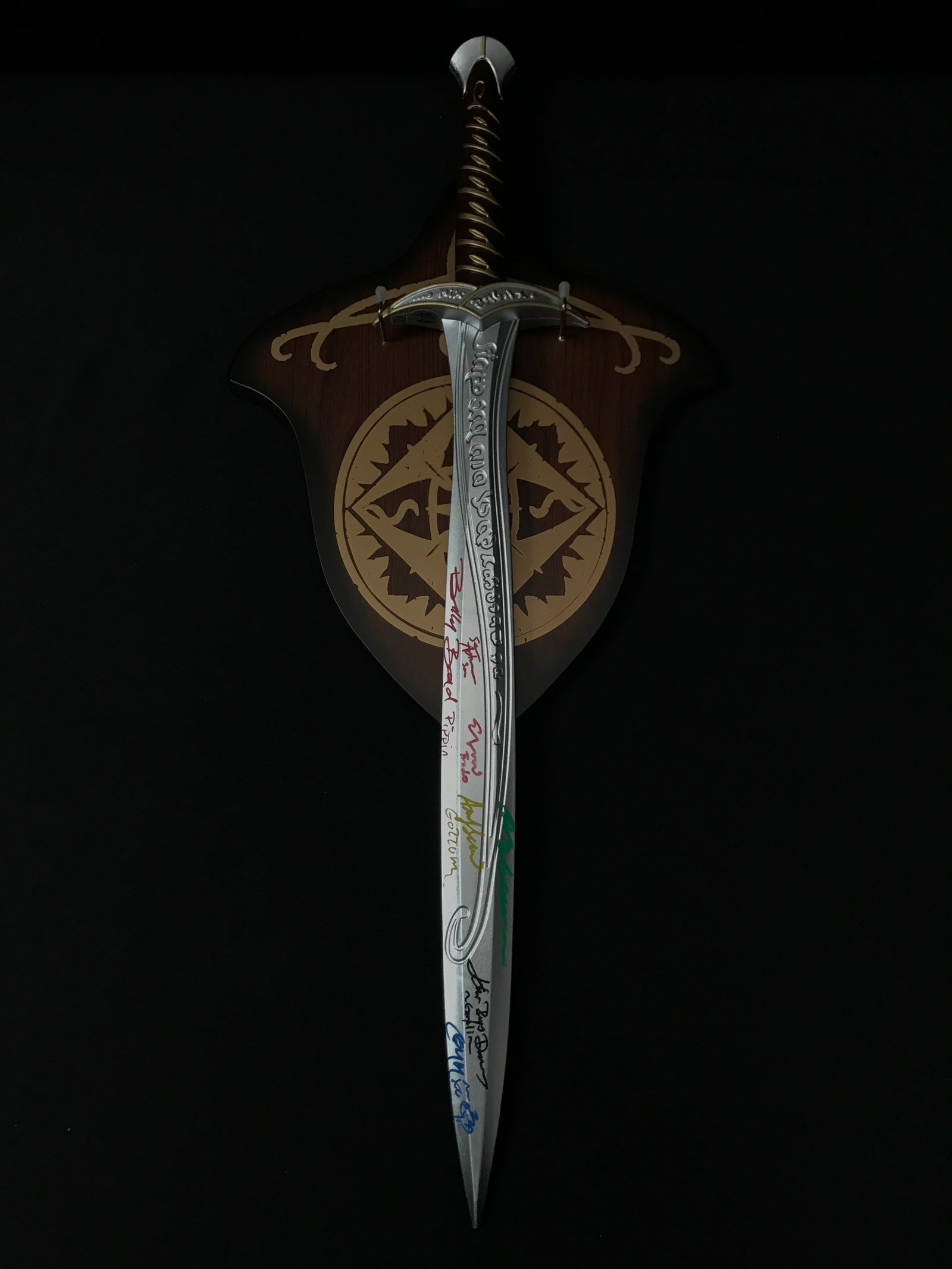 L.O.T.R SWORD SIGNED BY BOYD, MONAHAN, AUSTIN, WOOD, SERKIS, DAVIES ,BLOOM (WWOC COA): Prices are in Canadian dollars