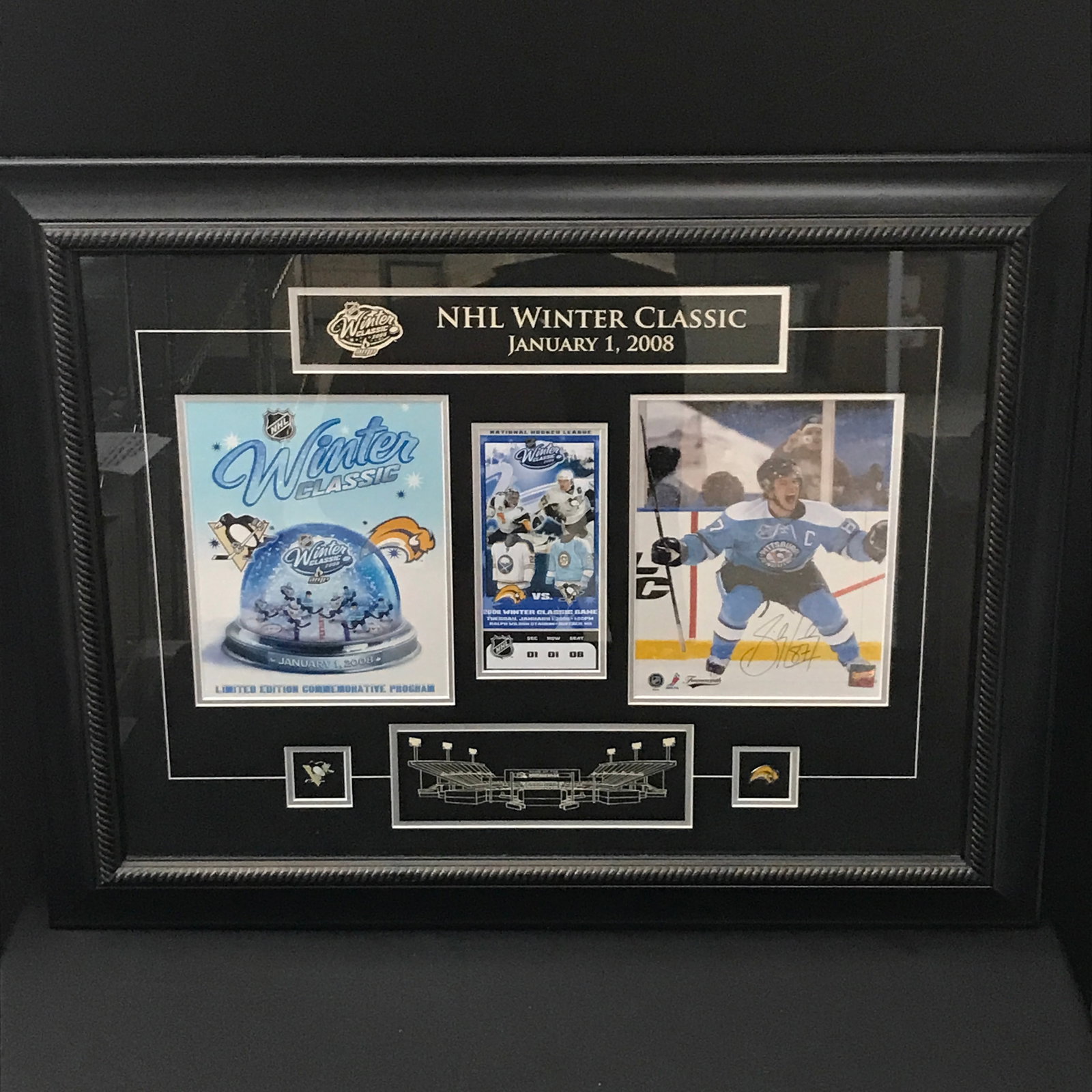 SIDNEY CROSBY SIGNED AND FRAMED 20 X 24 WINTER CLASSIC PRESENTATION PIECE - FRAMEWORTH COA: Prices are in Canadian dollars